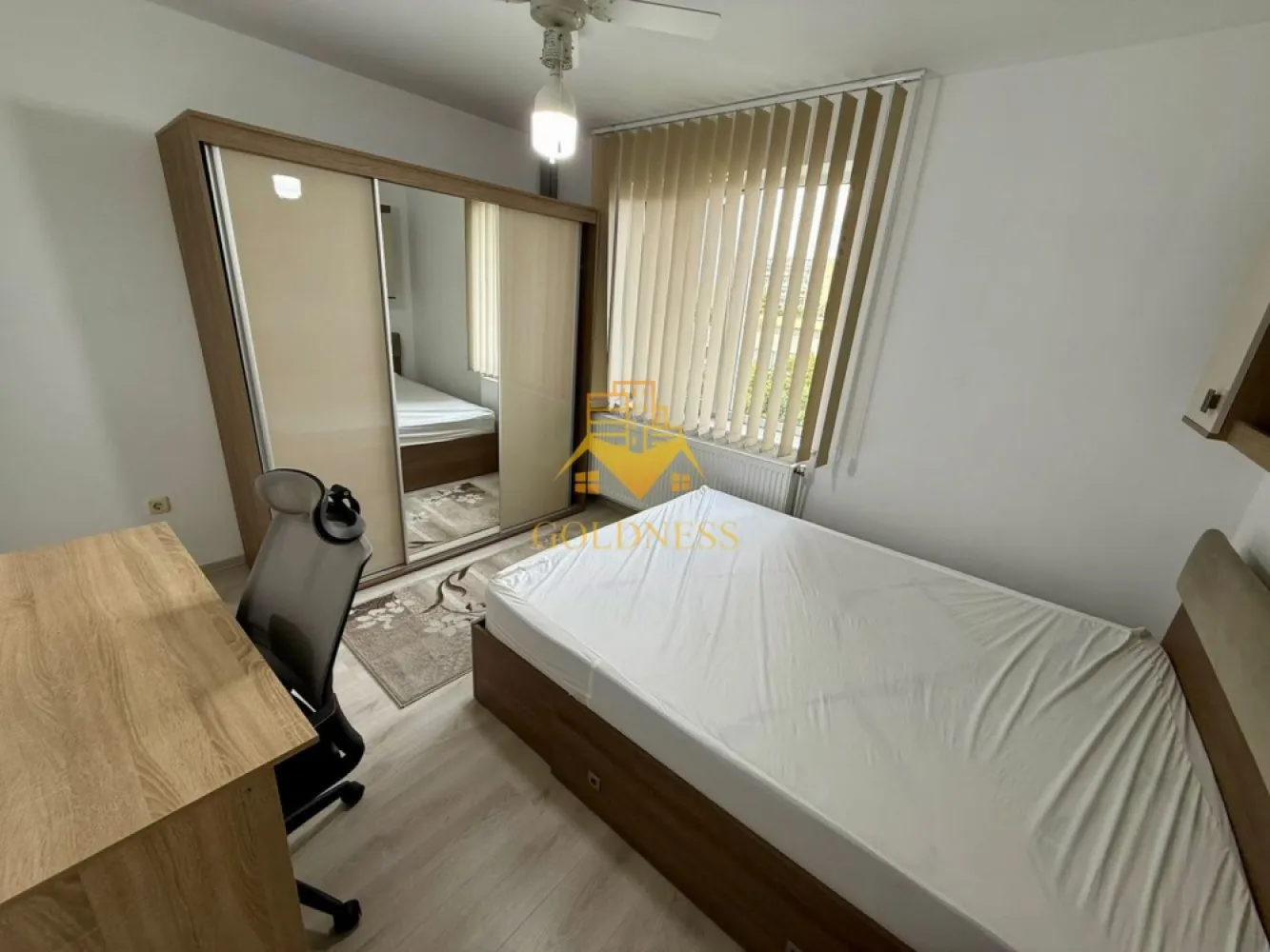 2 Camere decomandate, Gheorgheni, Iulius Mall, FSEGA, Lidl, Titulescu - GOLDNESS Imobiliare vă propune spre închiriere un apartament cu 2 camere complet mobilat și utilat, la etajul 6 într-un imobil de 10 etaje, în Cartierul Gheorgheni.
Se află în apropierea stațiilor de transport în comun, magazine, restaurante, spații verzi, farmacii, etc. 
 -Balcon 5 MP

Apartamentul este compartimentat astfel:
 - dormitor cu pat matrimonial, dressing, noptiere
 - bucatarie complet utilată și mobilată, loc de servit masa 
 -living cu canapea extensibila, TV
 - baie cu cada, calorifer port prosop și dulap pentru depozitare.
 - 2 balcoane inchise de cate 5 mp
Imobilul este dotat cu toate cele necesare- centrală proprie, frigider, aragaz, hotă, mașină de spălat haine, etc. 

Dacă sunteți interesați de acest apartament și doriți să îl vizionați, dar și pentru alte oferte nu ezitați să ne contactați telefonic sau prin e-mail. Vă stăm la dispoziție!
Pentru intermediere se percepe un comision de 50% din prețul chiriei!