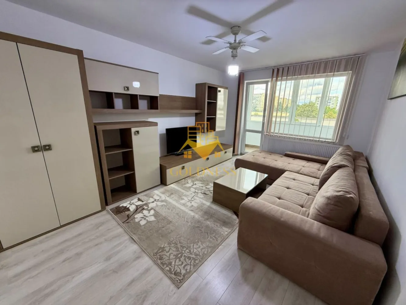2 Camere decomandate, Gheorgheni, Iulius Mall, FSEGA, Lidl, Titulescu - GOLDNESS Imobiliare vă propune spre închiriere un apartament cu 2 camere complet mobilat și utilat, la etajul 6 într-un imobil de 10 etaje, în Cartierul Gheorgheni.
Se află în apropierea stațiilor de transport în comun, magazine, restaurante, spații verzi, farmacii, etc. 
 -Balcon 5 MP

Apartamentul este compartimentat astfel:
 - dormitor cu pat matrimonial, dressing, noptiere
 - bucatarie complet utilată și mobilată, loc de servit masa 
 -living cu canapea extensibila, TV
 - baie cu cada, calorifer port prosop și dulap pentru depozitare.
 - 2 balcoane inchise de cate 5 mp
Imobilul este dotat cu toate cele necesare- centrală proprie, frigider, aragaz, hotă, mașină de spălat haine, etc. 

Dacă sunteți interesați de acest apartament și doriți să îl vizionați, dar și pentru alte oferte nu ezitați să ne contactați telefonic sau prin e-mail. Vă stăm la dispoziție!
Pentru intermediere se percepe un comision de 50% din prețul chiriei!