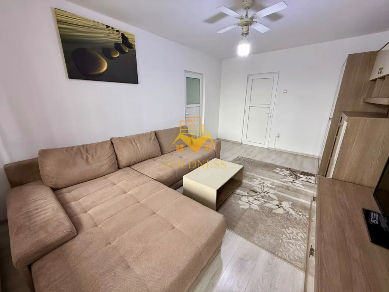 2 Camere decomandate, Gheorgheni, Iulius Mall, FSEGA, Lidl, Titulescu - GOLDNESS Imobiliare vă propune spre închiriere un apartament cu 2 camere complet mobilat și utilat, la etajul 6 într-un imobil de 10 etaje, în Cartierul Gheorgheni.
Se află în apropierea stațiilor de transport în comun, magazine, restaurante, spații verzi, farmacii, etc. 
 -Balcon 5 MP

Apartamentul este compartimentat astfel:
 - dormitor cu pat matrimonial, dressing, noptiere
 - bucatarie complet utilată și mobilată, loc de servit masa 
 -living cu canapea extensibila, TV
 - baie cu cada, calorifer port prosop și dulap pentru depozitare.
 - 2 balcoane inchise de cate 5 mp
Imobilul este dotat cu toate cele necesare- centrală proprie, frigider, aragaz, hotă, mașină de spălat haine, etc. 

Dacă sunteți interesați de acest apartament și doriți să îl vizionați, dar și pentru alte oferte nu ezitați să ne contactați telefonic sau prin e-mail. Vă stăm la dispoziție!
Pentru intermediere se percepe un comision de 50% din prețul chiriei!