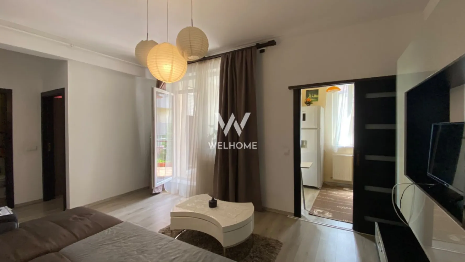 Chirie aparatment 2 cam - 54 mp. Turnisor, Sibiu - Spre chirie un apartament cu 2 camere, semidecomandat, bine compartimentat situat la etajul 2 al unui bloc cu 4 etaje si o suprafata utila de 54 mp, cu bucatarie inchisa si acces din fiecare camera la balcon tip terasa. 
Apartament pozitionat pe sud.

Compartimentare:
- Living spatios cu acces la terasa
- Bucatarie mobilata/utilat cu acces la terasa
- Dormitor cu dressing, si acces la terasa
- Baie cu cada.

Avantaje:
- Acces imediat la magazine, transport public, gradinita-cresa.
- Etaj intermediar
- Loc de parcare cu drept de folosinta exclusiva

Disponibil imediat. 
Inchiriere pe termen minim 12 luni.

Pret: 400 euro
Se percepe garantie si comision catre agentie.