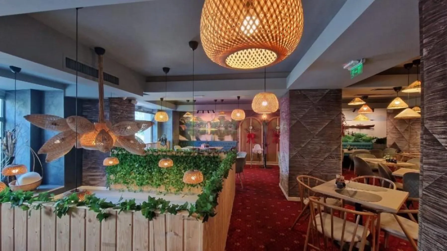 Închiriere spațiu comercial stradal blv Decebal - Va oferim spre inchiriere un spațiu comercial b-dul Decebal, sector 3, București, cu o suprafata: parter 121,70mp+supanta106,08mp=227,78mp. Spațiul este ideal pt orice activitate comercială, in special restaurant, cafenea, cofetarie etc.
Se vinde si afacerea: echipamentele si mobilerul de restaurant la pretul de 80.000euro.
Front stradal-vitrina 12ml, cu intrare suplimentara prin spate pentru aprovizionare marfa.
Pentru detalii si vizionari contactati agentul Dona Camelia 0733683461.
