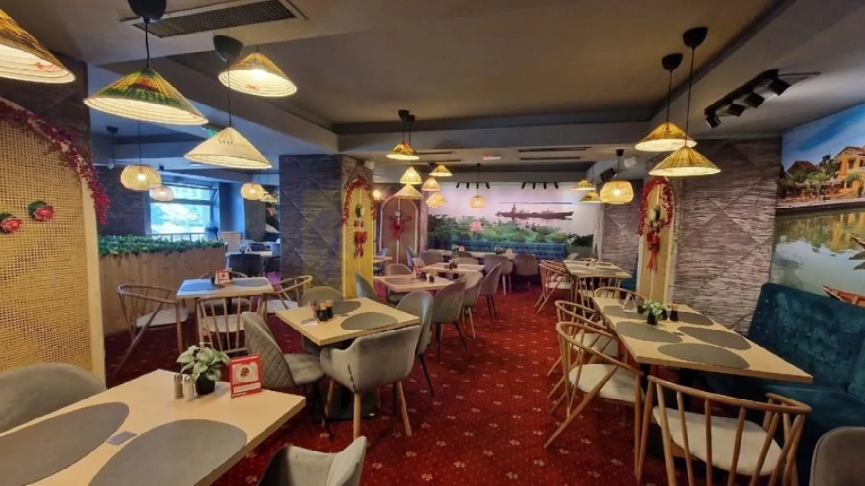 Închiriere spațiu comercial stradal blv Decebal - Va oferim spre inchiriere un spațiu comercial b-dul Decebal, sector 3, București, cu o suprafata: parter 121,70mp+supanta106,08mp=227,78mp. Spațiul este ideal pt orice activitate comercială, in special restaurant, cafenea, cofetarie etc.
Se vinde si afacerea: echipamentele si mobilerul de restaurant la pretul de 80.000euro.
Front stradal-vitrina 12ml, cu intrare suplimentara prin spate pentru aprovizionare marfa.
Pentru detalii si vizionari contactati agentul Dona Camelia 0733683461.