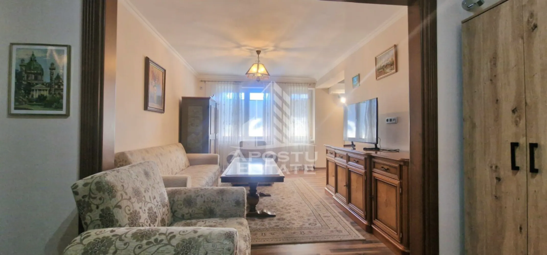 Apartament doua camere decomantat,zona Banu Maracinei - Apostu Estate vă oferă spre închiriere un apartament cu două camere, decomandat, situat într-o zonă accesibilă și bine conectată.

Locuința se află în apropiere de puncte de interes importante precum Lidl, Kaufland și KFC, oferind acces rapid la magazine, restaurante și mijloace de transport.

Apartamentul este foarte frumos mobilat și amenajat cu bun gust, fiind pregătit pentru mutare imediată. Este compartimentat eficient, având două camere spațioase, bucătărie separată, baie și hol, oferind confortul necesar pentru un trai plăcut.

Ideal pentru un cuplu 

Pentru mai multe detalii sau pentru programarea unei vizionări, nu ezitați să ne contactați!
 CP3065105
