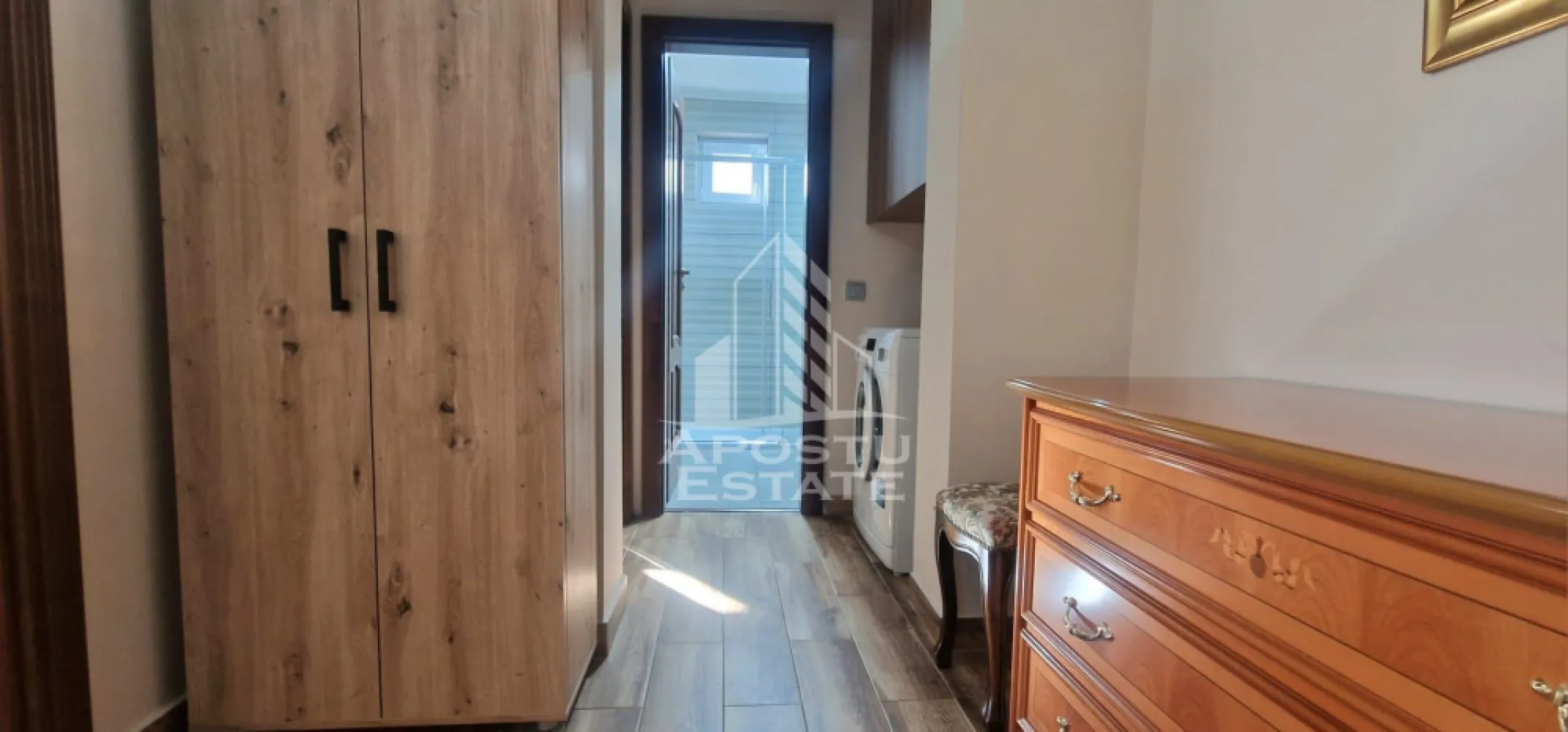 Apartament doua camere decomantat,zona Banu Maracinei - Apostu Estate vă oferă spre închiriere un apartament cu două camere, decomandat, situat într-o zonă accesibilă și bine conectată.

Locuința se află în apropiere de puncte de interes importante precum Lidl, Kaufland și KFC, oferind acces rapid la magazine, restaurante și mijloace de transport.

Apartamentul este foarte frumos mobilat și amenajat cu bun gust, fiind pregătit pentru mutare imediată. Este compartimentat eficient, având două camere spațioase, bucătărie separată, baie și hol, oferind confortul necesar pentru un trai plăcut.

Ideal pentru un cuplu 

Pentru mai multe detalii sau pentru programarea unei vizionări, nu ezitați să ne contactați!
 CP3065105