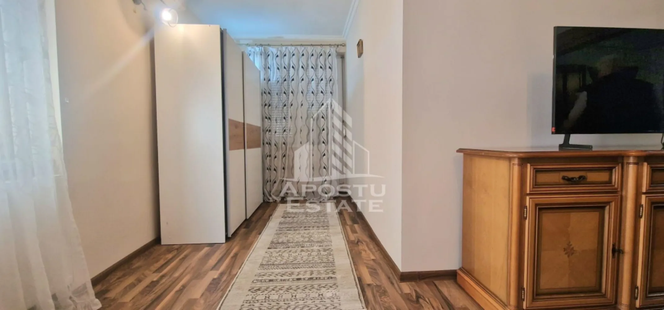 Apartament doua camere decomantat,zona Banu Maracinei - Apostu Estate vă oferă spre închiriere un apartament cu două camere, decomandat, situat într-o zonă accesibilă și bine conectată.

Locuința se află în apropiere de puncte de interes importante precum Lidl, Kaufland și KFC, oferind acces rapid la magazine, restaurante și mijloace de transport.

Apartamentul este foarte frumos mobilat și amenajat cu bun gust, fiind pregătit pentru mutare imediată. Este compartimentat eficient, având două camere spațioase, bucătărie separată, baie și hol, oferind confortul necesar pentru un trai plăcut.

Ideal pentru un cuplu 

Pentru mai multe detalii sau pentru programarea unei vizionări, nu ezitați să ne contactați!
 CP3065105