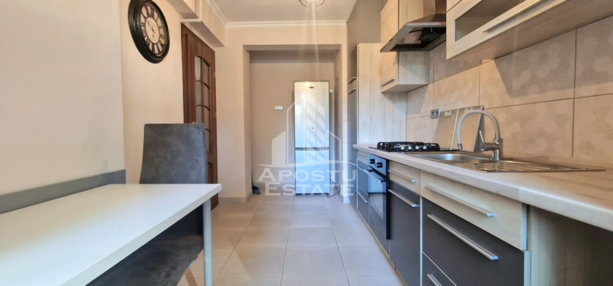 Apartament doua camere decomantat,zona Banu Maracinei - Apostu Estate vă oferă spre închiriere un apartament cu două camere, decomandat, situat într-o zonă accesibilă și bine conectată.

Locuința se află în apropiere de puncte de interes importante precum Lidl, Kaufland și KFC, oferind acces rapid la magazine, restaurante și mijloace de transport.

Apartamentul este foarte frumos mobilat și amenajat cu bun gust, fiind pregătit pentru mutare imediată. Este compartimentat eficient, având două camere spațioase, bucătărie separată, baie și hol, oferind confortul necesar pentru un trai plăcut.

Ideal pentru un cuplu 

Pentru mai multe detalii sau pentru programarea unei vizionări, nu ezitați să ne contactați!
 CP3065105