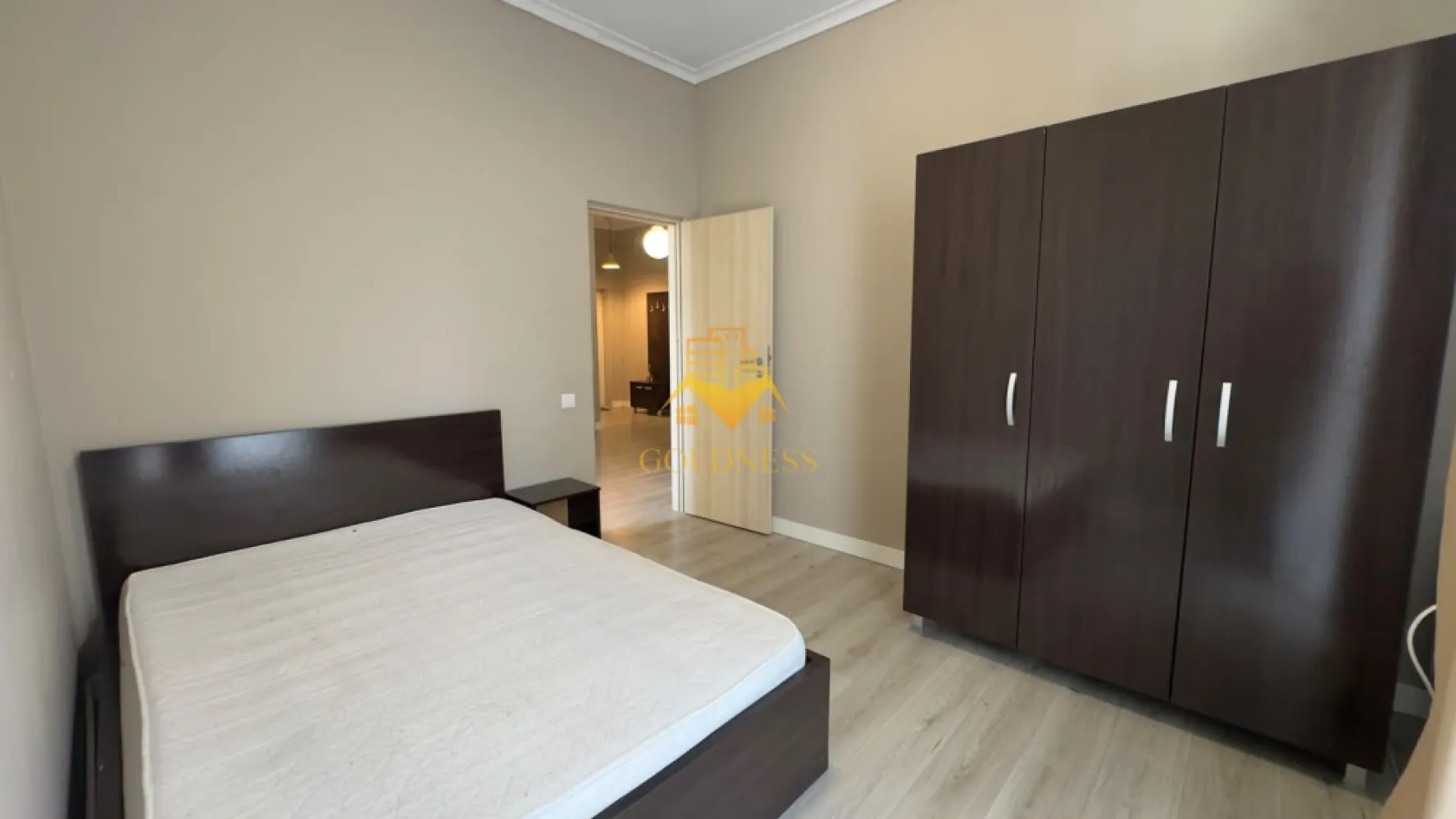 3 camere, modern, bloc nou, Marasti zona Groapa Marasti, Teleorman - GOLDNESS Imobiliare vă propune spre închiriere un apartament cu 2 camere complet mobilat și utilat, la parter într-un imobil de 4 etaje, în cartierul Marasti.

Apartamentul este compartimentat astfel:
 - living cu bucatarie open space, canapea extenbila, loc de luat masa
- dormitor cu pat matrimonial, dulap pentru haine 
- dormitor cu mat matrimonial, dulap pentru haine
 - baie cu cabina de dus, spatiu pentru depozitare, calorifer port prosop

Imobilul este dotat cu toate cele necesare- 
centrală proprie, mașină de spălat haine, frigider, plită electrică, hotă, etc. 

Se află în apropierea stațiilor de transport în comun, magazine, restaurante, spații verzi, farmacii, etc. 

Posibilitate de parcare in zona !

Dacă sunteți interesați de acest apartament și doriți să îl vizionați, dar și pentru alte oferte sau detalii nu ezitați să ne contactați telefonic sau prin e-mail. Vă stăm la dispoziție!
Pentru intermediere pe percepe un comision de 75%!
