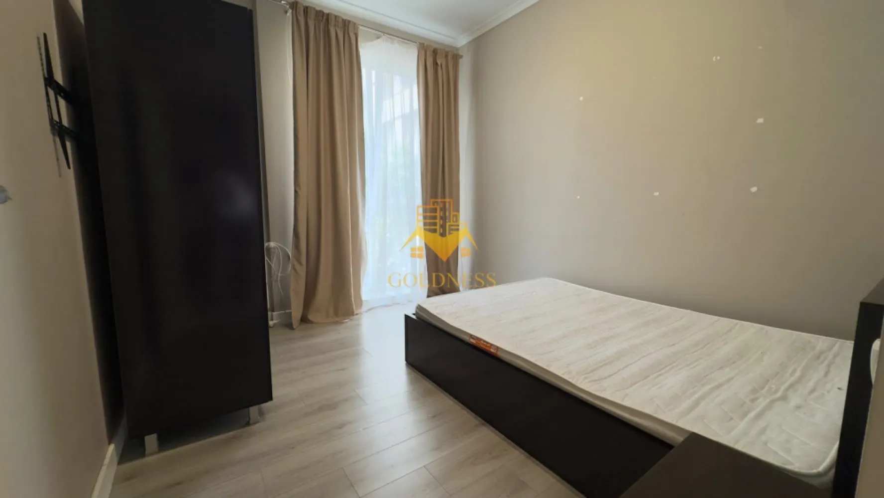 3 camere, modern, bloc nou, Marasti zona Groapa Marasti, Teleorman - GOLDNESS Imobiliare vă propune spre închiriere un apartament cu 2 camere complet mobilat și utilat, la parter într-un imobil de 4 etaje, în cartierul Marasti.

Apartamentul este compartimentat astfel:
 - living cu bucatarie open space, canapea extenbila, loc de luat masa
- dormitor cu pat matrimonial, dulap pentru haine 
- dormitor cu mat matrimonial, dulap pentru haine
 - baie cu cabina de dus, spatiu pentru depozitare, calorifer port prosop

Imobilul este dotat cu toate cele necesare- 
centrală proprie, mașină de spălat haine, frigider, plită electrică, hotă, etc. 

Se află în apropierea stațiilor de transport în comun, magazine, restaurante, spații verzi, farmacii, etc. 

Posibilitate de parcare in zona !

Dacă sunteți interesați de acest apartament și doriți să îl vizionați, dar și pentru alte oferte sau detalii nu ezitați să ne contactați telefonic sau prin e-mail. Vă stăm la dispoziție!
Pentru intermediere pe percepe un comision de 75%!