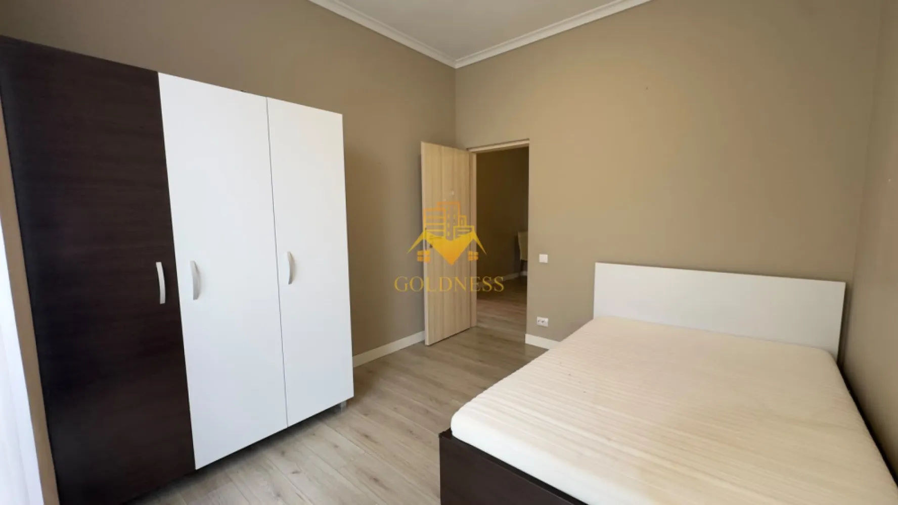 3 camere, modern, bloc nou, Marasti zona Groapa Marasti, Teleorman - GOLDNESS Imobiliare vă propune spre închiriere un apartament cu 2 camere complet mobilat și utilat, la parter într-un imobil de 4 etaje, în cartierul Marasti.

Apartamentul este compartimentat astfel:
 - living cu bucatarie open space, canapea extenbila, loc de luat masa
- dormitor cu pat matrimonial, dulap pentru haine 
- dormitor cu mat matrimonial, dulap pentru haine
 - baie cu cabina de dus, spatiu pentru depozitare, calorifer port prosop

Imobilul este dotat cu toate cele necesare- 
centrală proprie, mașină de spălat haine, frigider, plită electrică, hotă, etc. 

Se află în apropierea stațiilor de transport în comun, magazine, restaurante, spații verzi, farmacii, etc. 

Posibilitate de parcare in zona !

Dacă sunteți interesați de acest apartament și doriți să îl vizionați, dar și pentru alte oferte sau detalii nu ezitați să ne contactați telefonic sau prin e-mail. Vă stăm la dispoziție!
Pentru intermediere pe percepe un comision de 75%!