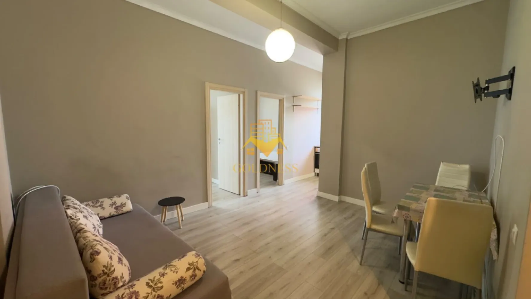 3 camere, modern, bloc nou, Marasti zona Groapa Marasti, Teleorman - GOLDNESS Imobiliare vă propune spre închiriere un apartament cu 2 camere complet mobilat și utilat, la parter într-un imobil de 4 etaje, în cartierul Marasti.

Apartamentul este compartimentat astfel:
 - living cu bucatarie open space, canapea extenbila, loc de luat masa
- dormitor cu pat matrimonial, dulap pentru haine 
- dormitor cu mat matrimonial, dulap pentru haine
 - baie cu cabina de dus, spatiu pentru depozitare, calorifer port prosop

Imobilul este dotat cu toate cele necesare- 
centrală proprie, mașină de spălat haine, frigider, plită electrică, hotă, etc. 

Se află în apropierea stațiilor de transport în comun, magazine, restaurante, spații verzi, farmacii, etc. 

Posibilitate de parcare in zona !

Dacă sunteți interesați de acest apartament și doriți să îl vizionați, dar și pentru alte oferte sau detalii nu ezitați să ne contactați telefonic sau prin e-mail. Vă stăm la dispoziție!
Pentru intermediere pe percepe un comision de 75%!