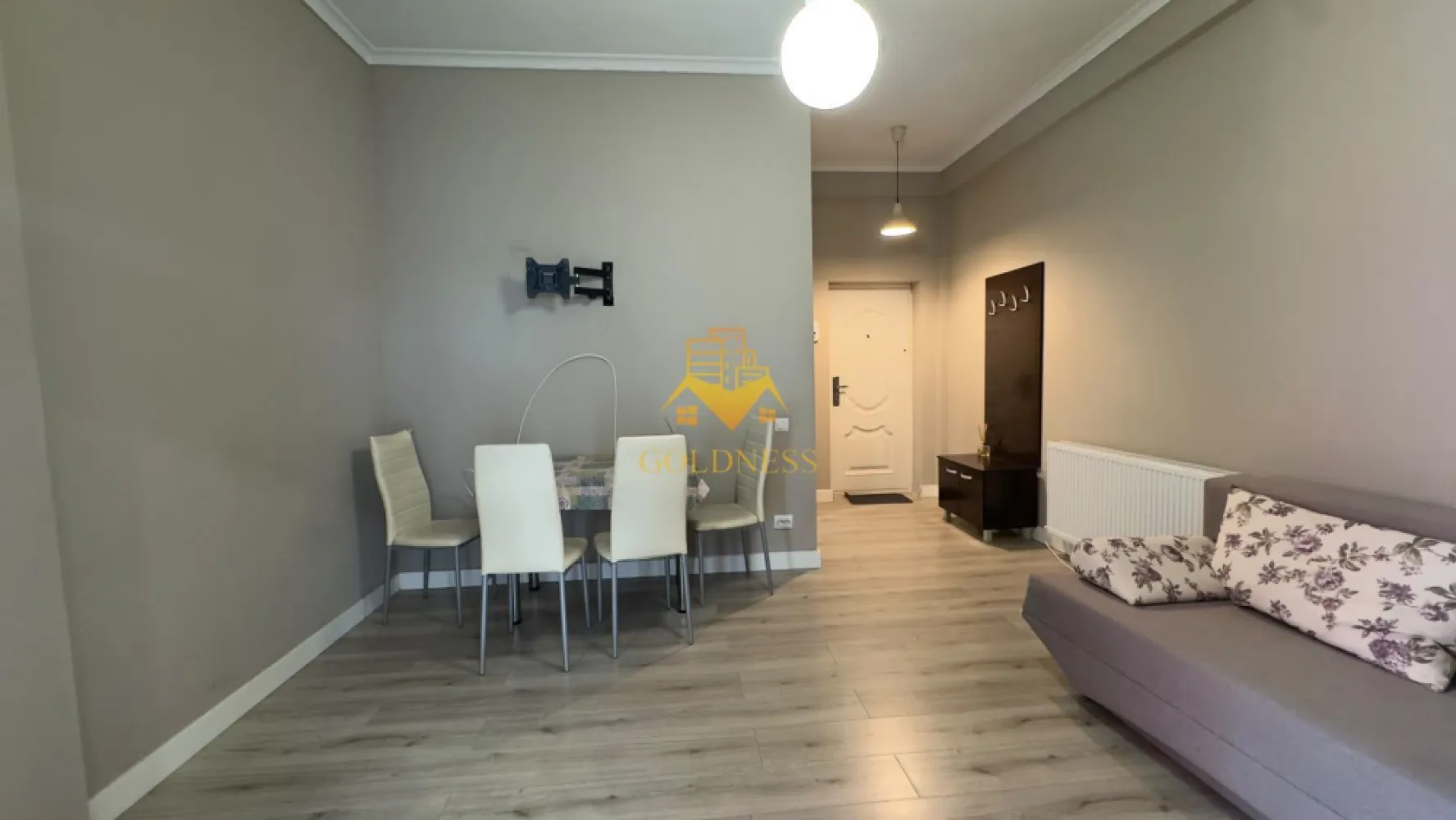 3 camere, modern, bloc nou, Marasti zona Groapa Marasti, Teleorman - GOLDNESS Imobiliare vă propune spre închiriere un apartament cu 2 camere complet mobilat și utilat, la parter într-un imobil de 4 etaje, în cartierul Marasti.

Apartamentul este compartimentat astfel:
 - living cu bucatarie open space, canapea extenbila, loc de luat masa
- dormitor cu pat matrimonial, dulap pentru haine 
- dormitor cu mat matrimonial, dulap pentru haine
 - baie cu cabina de dus, spatiu pentru depozitare, calorifer port prosop

Imobilul este dotat cu toate cele necesare- 
centrală proprie, mașină de spălat haine, frigider, plită electrică, hotă, etc. 

Se află în apropierea stațiilor de transport în comun, magazine, restaurante, spații verzi, farmacii, etc. 

Posibilitate de parcare in zona !

Dacă sunteți interesați de acest apartament și doriți să îl vizionați, dar și pentru alte oferte sau detalii nu ezitați să ne contactați telefonic sau prin e-mail. Vă stăm la dispoziție!
Pentru intermediere pe percepe un comision de 75%!