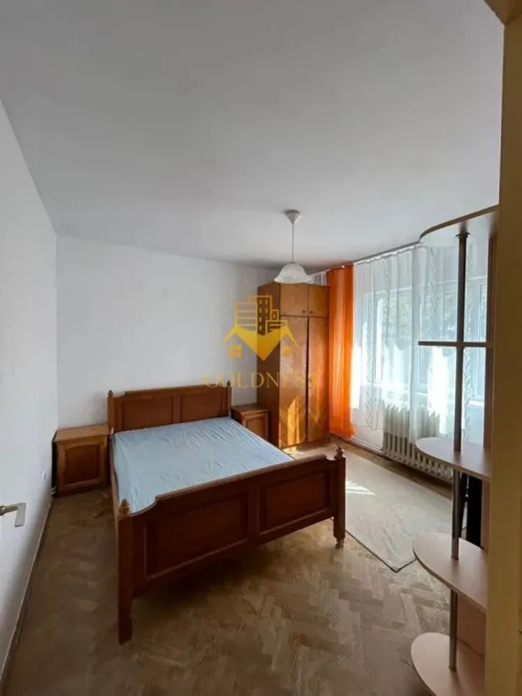 2 camere decomandate, Manastur, Calvaria, Primaverii, MOL,Flora,Profi - GOLDNESS Imobiliare vă propune spre închiriere un apartament cu 2 camere decomandate complet mobilat și utilat, la etajul 4 într-un imobil de 8 etaje, în Cartierul Manastur, Zona Calvaria.

Se află în apropierea stațiilor de transport în comun, magazine, restaurante, spații verzi, farmacii, etc. 

Apartamentul este compartimentat astfel:
- dormitor cu pat matrimonial, dressing, noptiere, birou
- dormitor cu o canapea extensibila, pat single, birou, dressing
- bucatarie complet utilată și mobilată, loc de servit masa 
- baie cu cada, geam, calorifer port prosop și dulap pentru depozitare.

Imobilul este dotat cu toate cele necesare- centrală proprie, frigider, aragaz, hotă, mașină de spălat haine, etc. 

Dacă sunteți interesați de acest apartament și doriți să îl vizionați, dar și pentru alte oferte nu ezitați să ne contactați telefonic sau prin e-mail. Vă stăm la dispoziție!
Pentru intermediere se percepe un comision de 50% din prețul chiriei!