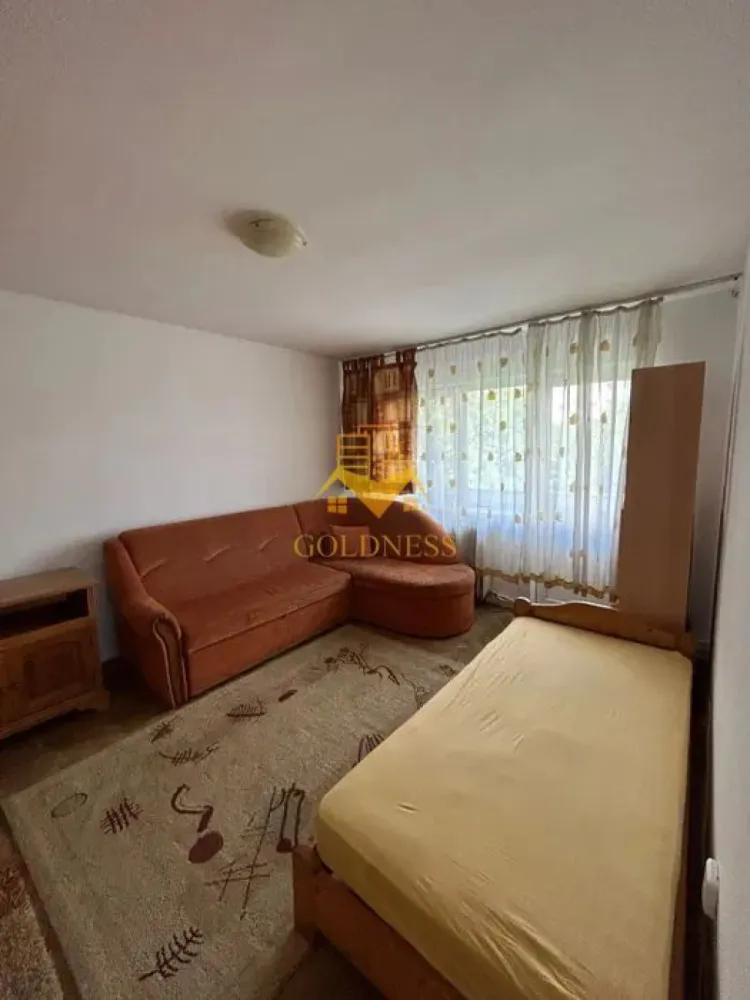 2 camere decomandate, Manastur, Calvaria, Primaverii, MOL,Flora,Profi - GOLDNESS Imobiliare vă propune spre închiriere un apartament cu 2 camere decomandate complet mobilat și utilat, la etajul 4 într-un imobil de 8 etaje, în Cartierul Manastur, Zona Calvaria.

Se află în apropierea stațiilor de transport în comun, magazine, restaurante, spații verzi, farmacii, etc. 

Apartamentul este compartimentat astfel:
- dormitor cu pat matrimonial, dressing, noptiere, birou
- dormitor cu o canapea extensibila, pat single, birou, dressing
- bucatarie complet utilată și mobilată, loc de servit masa 
- baie cu cada, geam, calorifer port prosop și dulap pentru depozitare.

Imobilul este dotat cu toate cele necesare- centrală proprie, frigider, aragaz, hotă, mașină de spălat haine, etc. 

Dacă sunteți interesați de acest apartament și doriți să îl vizionați, dar și pentru alte oferte nu ezitați să ne contactați telefonic sau prin e-mail. Vă stăm la dispoziție!
Pentru intermediere se percepe un comision de 50% din prețul chiriei!