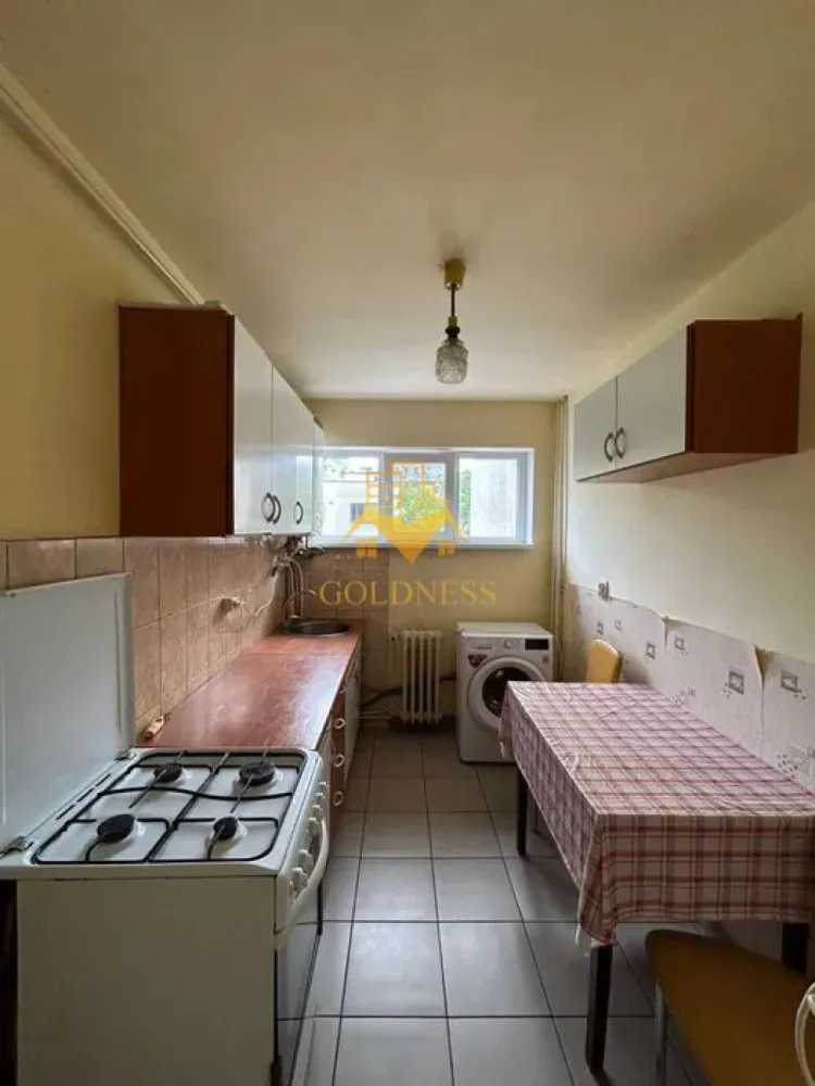 2 camere decomandate, Manastur, Calvaria, Primaverii, MOL,Flora,Profi - GOLDNESS Imobiliare vă propune spre închiriere un apartament cu 2 camere decomandate complet mobilat și utilat, la etajul 4 într-un imobil de 8 etaje, în Cartierul Manastur, Zona Calvaria.

Se află în apropierea stațiilor de transport în comun, magazine, restaurante, spații verzi, farmacii, etc. 

Apartamentul este compartimentat astfel:
- dormitor cu pat matrimonial, dressing, noptiere, birou
- dormitor cu o canapea extensibila, pat single, birou, dressing
- bucatarie complet utilată și mobilată, loc de servit masa 
- baie cu cada, geam, calorifer port prosop și dulap pentru depozitare.

Imobilul este dotat cu toate cele necesare- centrală proprie, frigider, aragaz, hotă, mașină de spălat haine, etc. 

Dacă sunteți interesați de acest apartament și doriți să îl vizionați, dar și pentru alte oferte nu ezitați să ne contactați telefonic sau prin e-mail. Vă stăm la dispoziție!
Pentru intermediere se percepe un comision de 50% din prețul chiriei!
