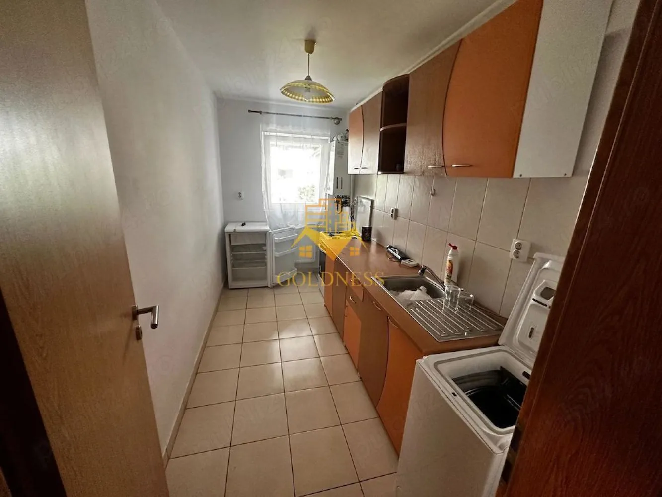 1 camera, Zorilor, Calea Turzii, Profi, Panemar, MOL, Rod, parcare - GOLDNESS Imobiliare vă propune spre închiriere un apartament cu 1 camere complet mobilat și utilat, la etajul 1 într-un imobil de 4 etaje, în Cartierul Zorilor.
Dispune de loc de parcare!
Se află în apropierea stațiilor de transport în comun, magazine, restaurante, spații verzi, farmacii, etc. 

Apartamentul este compartimentat astfel:
 - camera cu pat matrimonial sau canapea extensibila(La cerere se pune ce dorește chiriașul, costurile fiind suportate de proprietar), dressing, noptiere
 - bucătărie complet utilată și mobilată, loc de servit masa 
 - baie cu cabina de dus, calorifer port prosop și dulap pentru depozitare.
 - balcon 3mp.

Imobilul este dotat cu toate cele necesare- centrală proprie, frigider, aragaz, hotă, mașină de spălat haine, etc. 

Dacă sunteți interesați de acest apartament și doriți să îl vizionați, dar și pentru alte oferte nu ezitați să ne contactați telefonic sau prin e-mail. Vă stăm la dispoziție!
Pentru intermediere se percepe un comision de 50% din prețul chiriei!