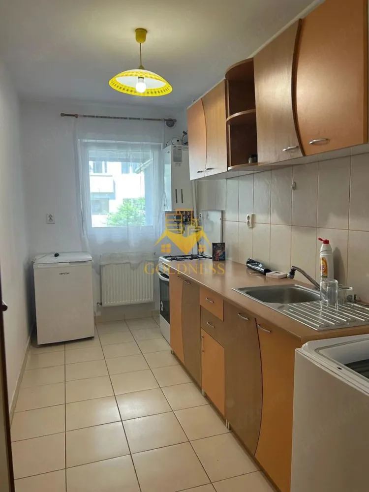 1 camera, Zorilor, Calea Turzii, Profi, Panemar, MOL, Rod, parcare - GOLDNESS Imobiliare vă propune spre închiriere un apartament cu 1 camere complet mobilat și utilat, la etajul 1 într-un imobil de 4 etaje, în Cartierul Zorilor.
Dispune de loc de parcare!
Se află în apropierea stațiilor de transport în comun, magazine, restaurante, spații verzi, farmacii, etc. 

Apartamentul este compartimentat astfel:
 - camera cu pat matrimonial sau canapea extensibila(La cerere se pune ce dorește chiriașul, costurile fiind suportate de proprietar), dressing, noptiere
 - bucătărie complet utilată și mobilată, loc de servit masa 
 - baie cu cabina de dus, calorifer port prosop și dulap pentru depozitare.
 - balcon 3mp.

Imobilul este dotat cu toate cele necesare- centrală proprie, frigider, aragaz, hotă, mașină de spălat haine, etc. 

Dacă sunteți interesați de acest apartament și doriți să îl vizionați, dar și pentru alte oferte nu ezitați să ne contactați telefonic sau prin e-mail. Vă stăm la dispoziție!
Pentru intermediere se percepe un comision de 50% din prețul chiriei!