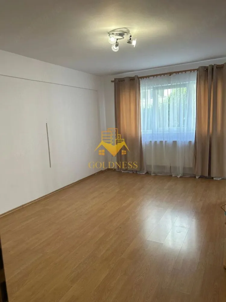 1 camera, Zorilor, Calea Turzii, Profi, Panemar, MOL, Rod, parcare - GOLDNESS Imobiliare vă propune spre închiriere un apartament cu 1 camere complet mobilat și utilat, la etajul 1 într-un imobil de 4 etaje, în Cartierul Zorilor.
Dispune de loc de parcare!
Se află în apropierea stațiilor de transport în comun, magazine, restaurante, spații verzi, farmacii, etc. 

Apartamentul este compartimentat astfel:
 - camera cu pat matrimonial sau canapea extensibila(La cerere se pune ce dorește chiriașul, costurile fiind suportate de proprietar), dressing, noptiere
 - bucătărie complet utilată și mobilată, loc de servit masa 
 - baie cu cabina de dus, calorifer port prosop și dulap pentru depozitare.
 - balcon 3mp.

Imobilul este dotat cu toate cele necesare- centrală proprie, frigider, aragaz, hotă, mașină de spălat haine, etc. 

Dacă sunteți interesați de acest apartament și doriți să îl vizionați, dar și pentru alte oferte nu ezitați să ne contactați telefonic sau prin e-mail. Vă stăm la dispoziție!
Pentru intermediere se percepe un comision de 50% din prețul chiriei!