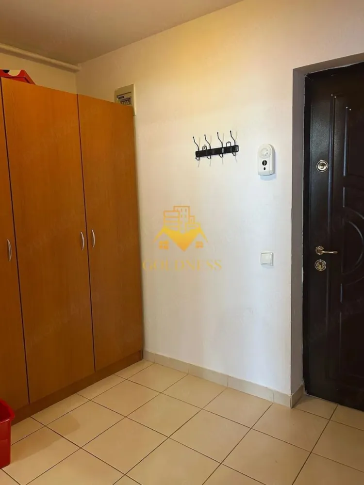 1 camera, Zorilor, Calea Turzii, Profi, Panemar, MOL, Rod, parcare - GOLDNESS Imobiliare vă propune spre închiriere un apartament cu 1 camere complet mobilat și utilat, la etajul 1 într-un imobil de 4 etaje, în Cartierul Zorilor.
Dispune de loc de parcare!
Se află în apropierea stațiilor de transport în comun, magazine, restaurante, spații verzi, farmacii, etc. 

Apartamentul este compartimentat astfel:
 - camera cu pat matrimonial sau canapea extensibila(La cerere se pune ce dorește chiriașul, costurile fiind suportate de proprietar), dressing, noptiere
 - bucătărie complet utilată și mobilată, loc de servit masa 
 - baie cu cabina de dus, calorifer port prosop și dulap pentru depozitare.
 - balcon 3mp.

Imobilul este dotat cu toate cele necesare- centrală proprie, frigider, aragaz, hotă, mașină de spălat haine, etc. 

Dacă sunteți interesați de acest apartament și doriți să îl vizionați, dar și pentru alte oferte nu ezitați să ne contactați telefonic sau prin e-mail. Vă stăm la dispoziție!
Pentru intermediere se percepe un comision de 50% din prețul chiriei!