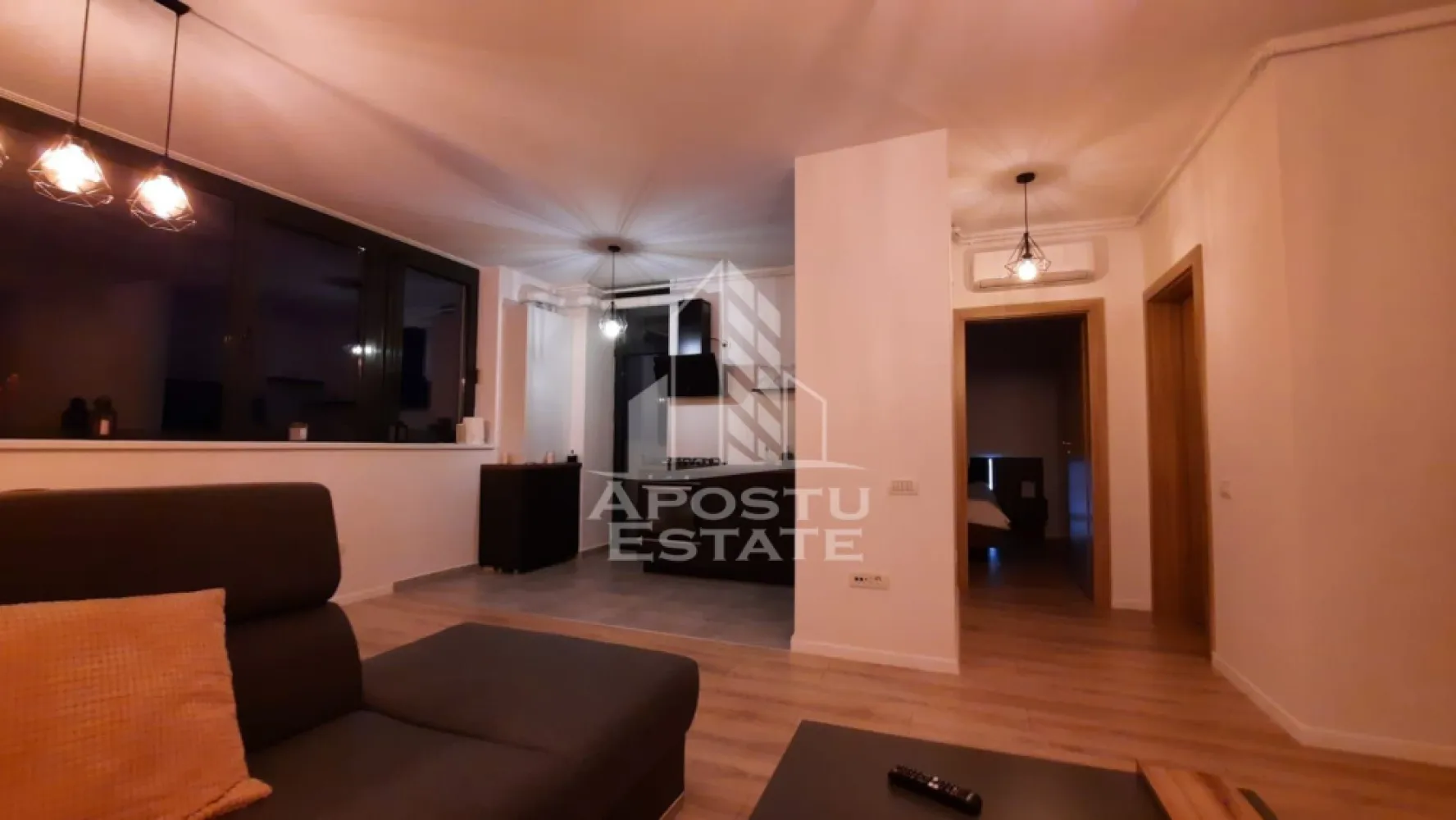 Apartament 2 camere, loc de parcare subteran, zona Torontalului - APOSTU ESTATE va propune spre inchiriere un apartament de lux cu 2 camere open space in Complexul Xcity , zona Calea Torontalului
Imobilul se intinde pe o suprafata utila de 54mp si este compartimentat astfel:
- hol de acces
- living spatios
- dormitor matrimonial cu dressing iesire pe balcon
- bucatarie open space
- baie cu cada
- balcon deschis cu iesire din living

Vecinatati:
- Spital Premiere
- Arta in Nori Gradinita
- OMW
- Sala de fitness NextFit
- Mijloace de transport in comun
- Iulius Mall
- Auchan
Apartamentul dispune de loc de parcare subteran inclus in pret.
Nu se accepta animale de companie si sa se fumeze in incinta imobilului.
Va asteptam cu drag la o vizionare!
ID: CP2934355 !