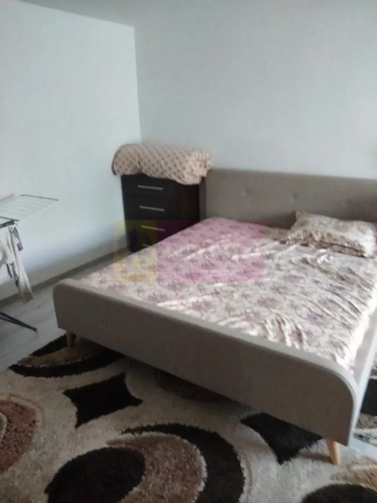 Garsoniera Bragadiru central- Anaf. - Compania imobiliara Apulum 94 va propune o garsoniera situata in Bragadiru- central, in apropiere de Anaf. 
Blocul este reabilitat termic. 
Garsoniera este la etajul 1/3, cu vedere stradala. 
Este decomandata, avand o suprafata de 40 mp cu tot cu balcon. 
Este renovata, cu centrala proprie pe gaze, gresie, faianta, parchet, termopan, aer conditionat. 
Se doreste a se vinde mobilata si utilata. 
Este libera si se poate preda imediat. 
Pentru vizionare si alte detalii nu ezitati sa ma contactati pe nr 0733683446- Laura Ionescu.