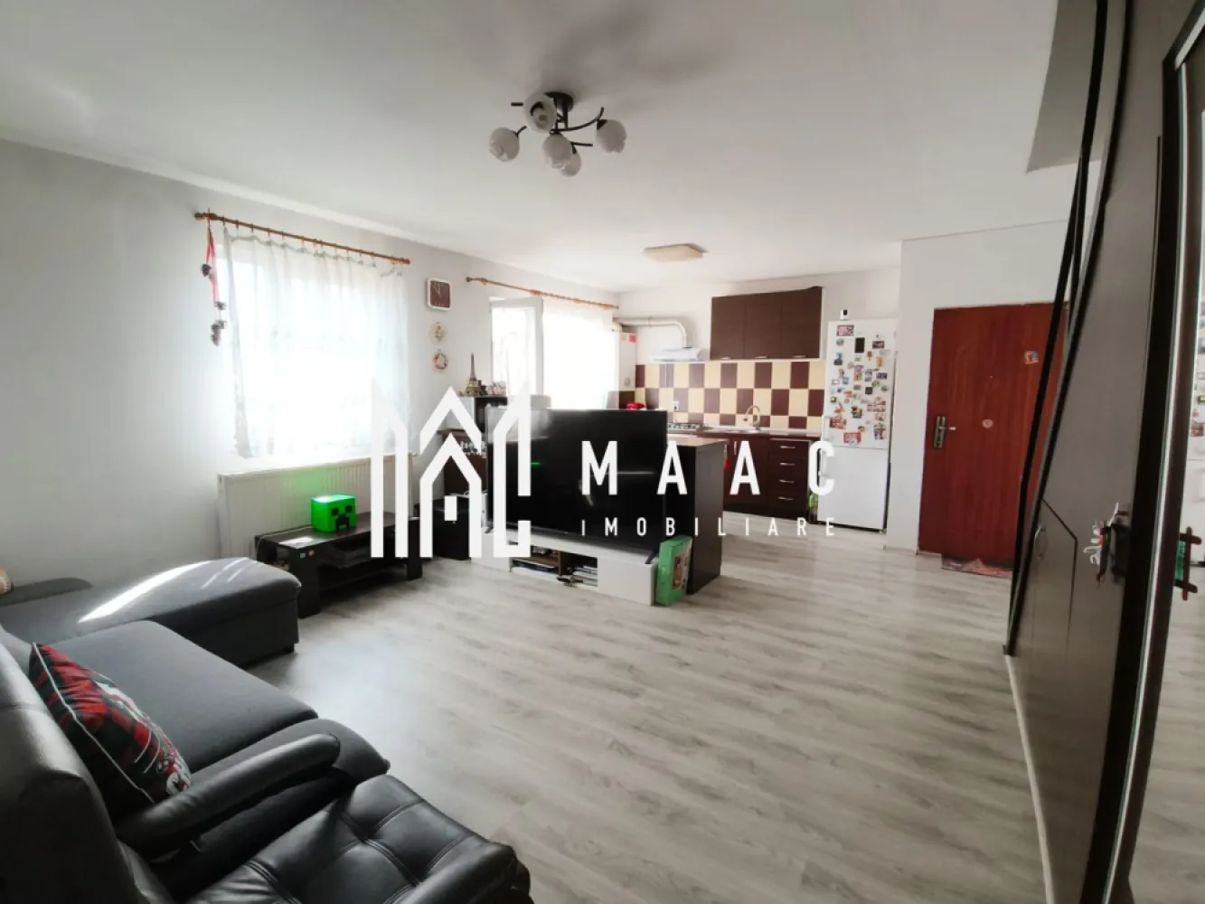 Apartament la Mansarda I 99MPU I 4 Camere I Zona Terezian - MAAC Imobiliare vă propune spre vânzare un apartament spațios situat la mansardă, ideal pentru o familie care își dorește confort și funcționalitate.

 Locuința are o suprafață utilă generoasă de 99 mp, la care se adaugă un balcon de 4 mp, perfect pentru momentele de relaxare. Compartimentarea este practică și bine gândită: apartamentul dispune de 3 dormitoare luminoase, un living generos cu bucătărie open-space, creând un spațiu modern și primitor.

De asemenea, proprietatea beneficiază de 2 băi – una dotată cu cabină de duș și o baie de serviciu, oferind un plus de confort pentru întreaga familie.

 Avantaje:
-suprafață generoasă – 99 mp utili
-compartimentare eficientă
-3 dormitoare
-living cu bucătărie open-space
2 băi
balcon

Pentru mai multe detalii sau pentru a programa o vizionare, vă rugăm să ne contactați.
Specificați ID-ul CP2977970.