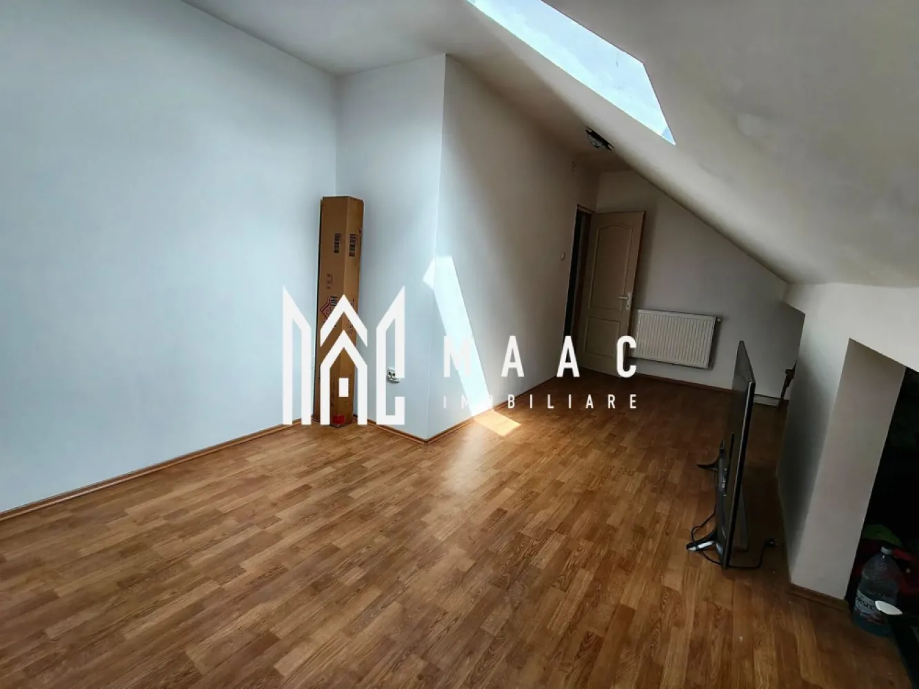 Apartament la Mansarda I 99MPU I 4 Camere I Zona Terezian - MAAC Imobiliare vă propune spre vânzare un apartament spațios situat la mansardă, ideal pentru o familie care își dorește confort și funcționalitate.

 Locuința are o suprafață utilă generoasă de 99 mp, la care se adaugă un balcon de 4 mp, perfect pentru momentele de relaxare. Compartimentarea este practică și bine gândită: apartamentul dispune de 3 dormitoare luminoase, un living generos cu bucătărie open-space, creând un spațiu modern și primitor.

De asemenea, proprietatea beneficiază de 2 băi – una dotată cu cabină de duș și o baie de serviciu, oferind un plus de confort pentru întreaga familie.

 Avantaje:
-suprafață generoasă – 99 mp utili
-compartimentare eficientă
-3 dormitoare
-living cu bucătărie open-space
2 băi
balcon

Pentru mai multe detalii sau pentru a programa o vizionare, vă rugăm să ne contactați.
Specificați ID-ul CP2977970.