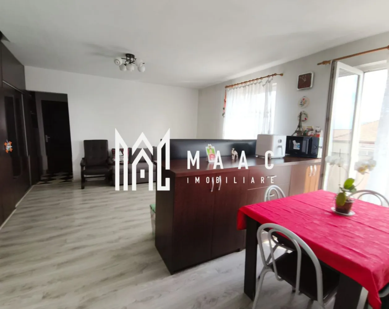 Apartament la Mansarda I 99MPU I 4 Camere I Zona Terezian - MAAC Imobiliare vă propune spre vânzare un apartament spațios situat la mansardă, ideal pentru o familie care își dorește confort și funcționalitate.

 Locuința are o suprafață utilă generoasă de 99 mp, la care se adaugă un balcon de 4 mp, perfect pentru momentele de relaxare. Compartimentarea este practică și bine gândită: apartamentul dispune de 3 dormitoare luminoase, un living generos cu bucătărie open-space, creând un spațiu modern și primitor.

De asemenea, proprietatea beneficiază de 2 băi – una dotată cu cabină de duș și o baie de serviciu, oferind un plus de confort pentru întreaga familie.

 Avantaje:
-suprafață generoasă – 99 mp utili
-compartimentare eficientă
-3 dormitoare
-living cu bucătărie open-space
2 băi
balcon

Pentru mai multe detalii sau pentru a programa o vizionare, vă rugăm să ne contactați.
Specificați ID-ul CP2977970.