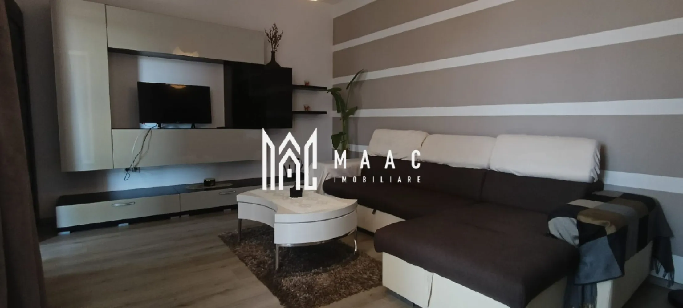 Apartament 2 camere decomandat | Turnișor, Sibiu | terasă, parcare - Apartament de închiriat în Sibiu, zona Turnișor, cu 2 camere decomandate, 54 mp utili și terasă, potrivit pentru mutare imediată într-un imobil construit în 2018.

Detalii proprietate:
• Suprafață utilă: 54 mp
• Compartimentare: living, dormitor dotate și cu televizor și bucătărie separată,toate cu ieșie pe terasă, baie, cu cadă, hol cu pantofar 
• Etaj 2 din 4
• An construcție: 2018
• Finisat modern, complet mobilat și utilat
• 1 baie, 1 bucătărie și 1 loc de parcare
• Disponibil imediat

Turnișor oferă acces rapid către Aeroportul Sibiu, Zona Industrială Vest și centrul orașului. În apropiere se ajunge ușor la magazine, farmacii și mijloace de transport, iar amplasarea într-o zonă liniștită îl face potrivit pentru locuire de zi cu zi.

Disponibil pentru închiriere fără animale de companie, fără subînchiriere și fără regim hotelier. 

Cod anunț CP3216186. Contactați-ne pentru o vizionare.

Conținut optimizat cu AI, aprobat de agent uman.