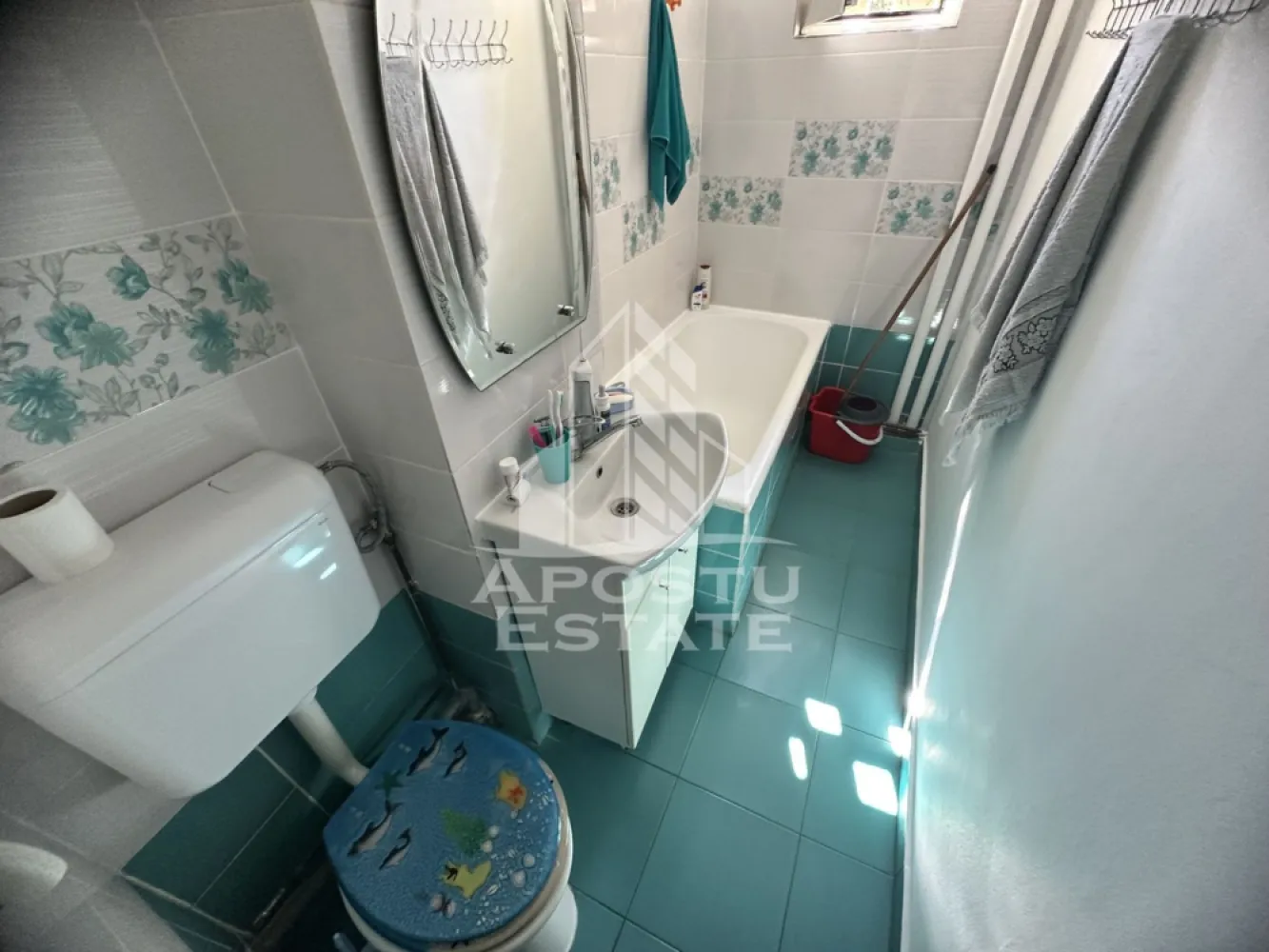 Apartament cu 2 camere, 41 mp, zona Sagului, Semidecomandat - Agentia imobiliara APOSTU ESTATE va propune spre vanzare un apartament cu 2 camere, in zona Calea Sagului din Timisoara, judetul Timis, o zona apreciata pentru accesul facil catre mijloacele de transport, centre comerciale si numeroase puncte de interes.    

Locuinta are o suprafata utila de 41 mp.

    Compartimentare eficienta:     
-Hol de acces.
  -Bucatarie inchisa, mobilata si utilata cu masina de spalat vase.
  -Living room luminos, mobilat.
-Dormitor matrimonial.

    Dotari si beneficii:
    -Incalzire prin centrala proprie.
  
-Se vinde complet mobilat si utilat.
 
-Geamuri termopan.  
-Usa metalica la intrare.  
-Disponibil imediat.    

Pozitie excelenta:    

-acces rapid catre mijloacele de transport in comun.  -in apropiere de magazine, farmacii, banci, liceu, gradinita si alte facilitati.  

-conexiune facila catre principalele artere ale orasului.  

-Apartamentul este ideal atat pentru locuinta proprie, cat si pentru investitie, datorita amplasarii avantajoase si a costurilor reduse de exploatare.    

Pretul este negociabil.

    Agentia imobiliara Apostu Estate va ofera consultanta bancara gratuita prin intermediul colaboratorilor nostri pentru alegerea celui mai potrivit tip de credit, astfel incat tu sa devii noul proprietar al acestei proprietati.

    Va asteptam cu drag la o vizionare!   ID intern: CP3216039