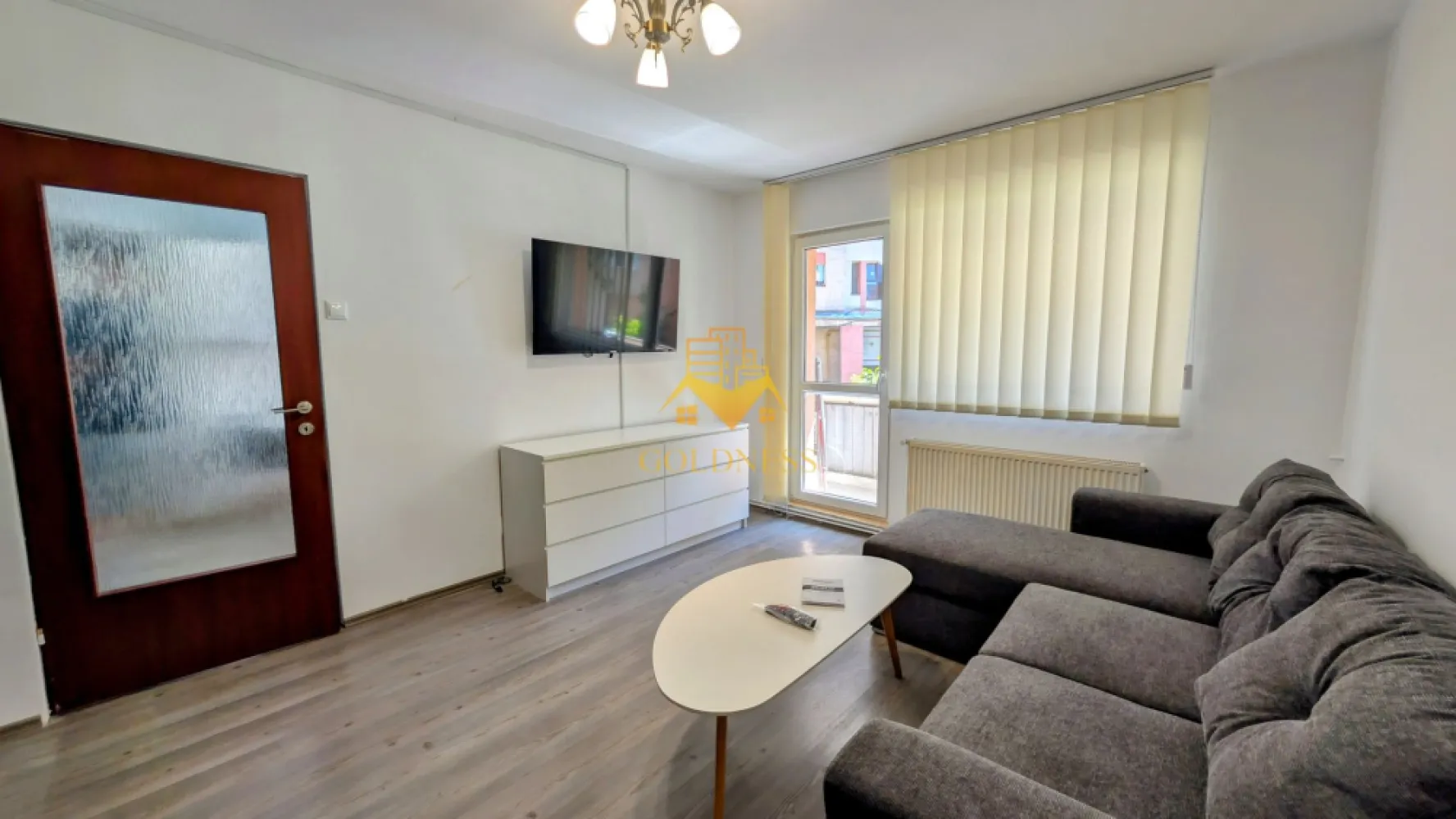 2 Camere Decomandate, Marasti, Kaufland, Dorobantilor, FSEGA, 18 Gym - GOLDNESS Imobiliare vă propune spre închiriere un apartament luminos și spațios cu 2 camere decomandate, având o suprafață utilă de 55 mp. Acesta este situat la etajul 1 al unui imobil în cartierul Mărăști.

Apartamentul este dotat cu aer condiționat pentru confort optim și beneficiază de două balcoane, oferind spații suplimentare pentru relaxare.

Compartimentarea este eficientă și practică:

 * Livingul este mobilat cu o canapea extensibilă, măsuță de cafea, dressing generos, comodă TV și televizor.

 * Bucătăria este echipată cu hotă, aragaz și masă de dining.

 * Dormitorul include un pat matrimonial și televizor.

 * Baia este dotată cu o cadă.

Dacă sunteți interesați de acest apartament și doriți să îl vizionați, dar și pentru alte oferte, nu ezitați să ne contactați telefonic sau prin e-mail. Vă stăm la dispoziție!

Pentru intermediere se percepe un comision de 50% din prețul chiriei.