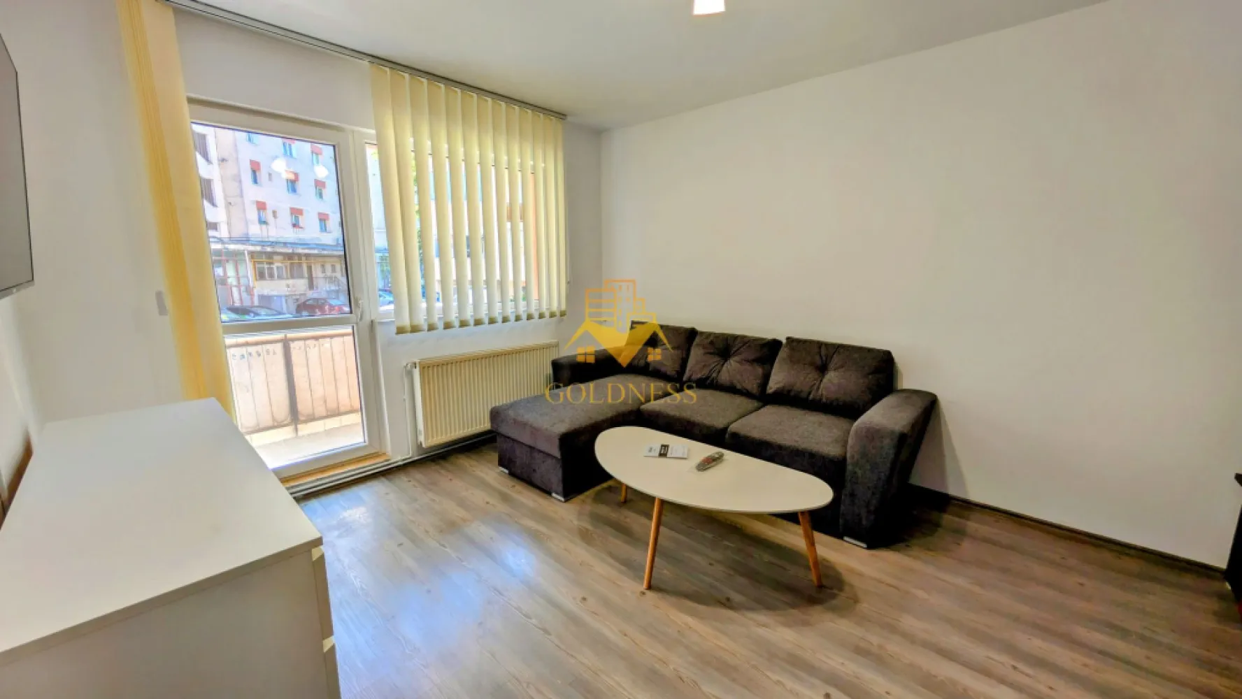 2 Camere Decomandate, Marasti, Kaufland, Dorobantilor, FSEGA, 18 Gym - GOLDNESS Imobiliare vă propune spre închiriere un apartament luminos și spațios cu 2 camere decomandate, având o suprafață utilă de 55 mp. Acesta este situat la etajul 1 al unui imobil în cartierul Mărăști.

Apartamentul este dotat cu aer condiționat pentru confort optim și beneficiază de două balcoane, oferind spații suplimentare pentru relaxare.

Compartimentarea este eficientă și practică:

 * Livingul este mobilat cu o canapea extensibilă, măsuță de cafea, dressing generos, comodă TV și televizor.

 * Bucătăria este echipată cu hotă, aragaz și masă de dining.

 * Dormitorul include un pat matrimonial și televizor.

 * Baia este dotată cu o cadă.

Dacă sunteți interesați de acest apartament și doriți să îl vizionați, dar și pentru alte oferte, nu ezitați să ne contactați telefonic sau prin e-mail. Vă stăm la dispoziție!

Pentru intermediere se percepe un comision de 50% din prețul chiriei.