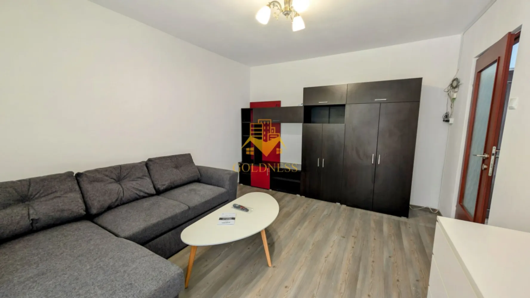 2 Camere Decomandate, Marasti, Kaufland, Dorobantilor, FSEGA, 18 Gym - GOLDNESS Imobiliare vă propune spre închiriere un apartament luminos și spațios cu 2 camere decomandate, având o suprafață utilă de 55 mp. Acesta este situat la etajul 1 al unui imobil în cartierul Mărăști.

Apartamentul este dotat cu aer condiționat pentru confort optim și beneficiază de două balcoane, oferind spații suplimentare pentru relaxare.

Compartimentarea este eficientă și practică:

 * Livingul este mobilat cu o canapea extensibilă, măsuță de cafea, dressing generos, comodă TV și televizor.

 * Bucătăria este echipată cu hotă, aragaz și masă de dining.

 * Dormitorul include un pat matrimonial și televizor.

 * Baia este dotată cu o cadă.

Dacă sunteți interesați de acest apartament și doriți să îl vizionați, dar și pentru alte oferte, nu ezitați să ne contactați telefonic sau prin e-mail. Vă stăm la dispoziție!

Pentru intermediere se percepe un comision de 50% din prețul chiriei.