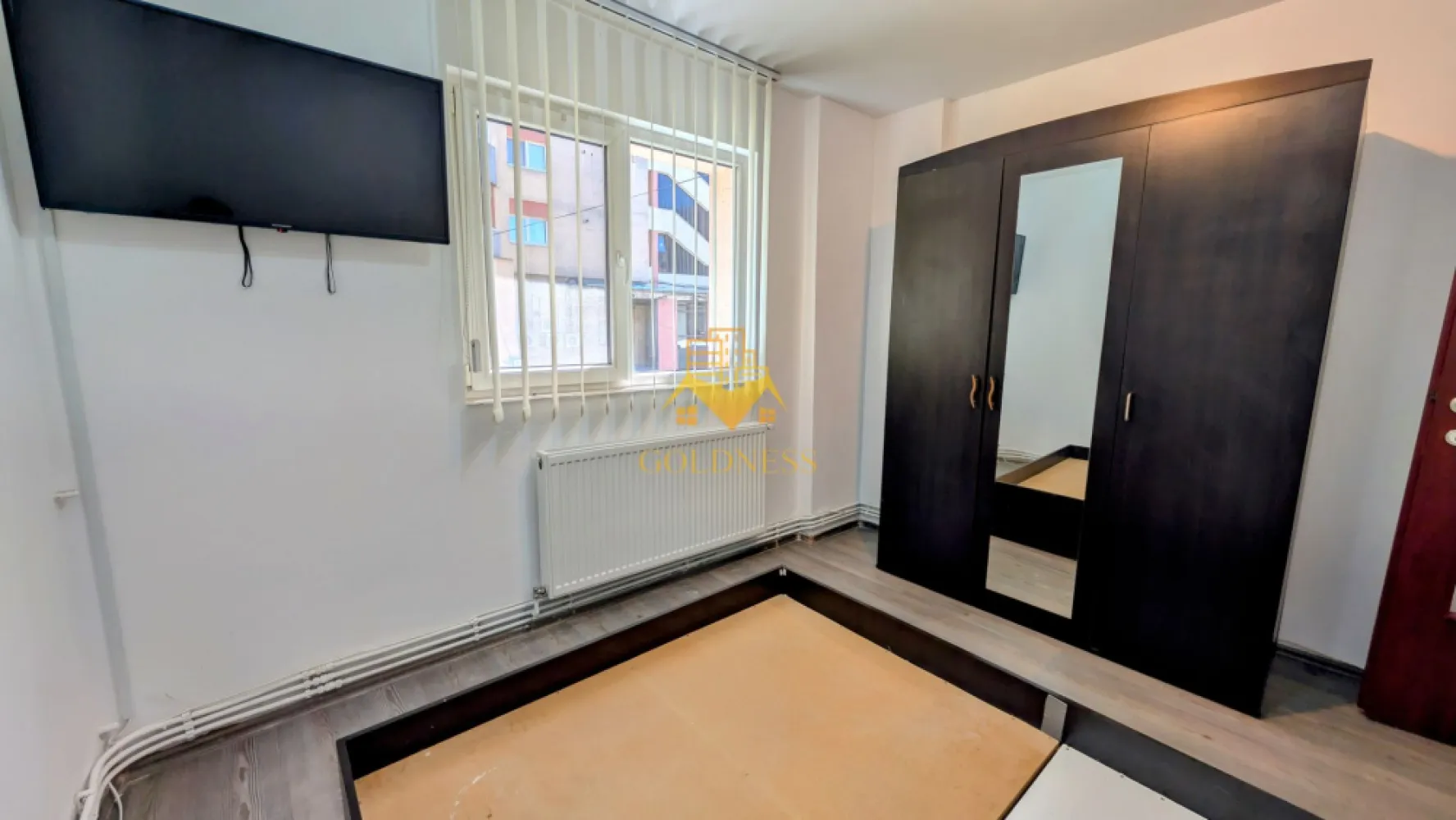2 Camere Decomandate, Marasti, Kaufland, Dorobantilor, FSEGA, 18 Gym - GOLDNESS Imobiliare vă propune spre închiriere un apartament luminos și spațios cu 2 camere decomandate, având o suprafață utilă de 55 mp. Acesta este situat la etajul 1 al unui imobil în cartierul Mărăști.

Apartamentul este dotat cu aer condiționat pentru confort optim și beneficiază de două balcoane, oferind spații suplimentare pentru relaxare.

Compartimentarea este eficientă și practică:

 * Livingul este mobilat cu o canapea extensibilă, măsuță de cafea, dressing generos, comodă TV și televizor.

 * Bucătăria este echipată cu hotă, aragaz și masă de dining.

 * Dormitorul include un pat matrimonial și televizor.

 * Baia este dotată cu o cadă.

Dacă sunteți interesați de acest apartament și doriți să îl vizionați, dar și pentru alte oferte, nu ezitați să ne contactați telefonic sau prin e-mail. Vă stăm la dispoziție!

Pentru intermediere se percepe un comision de 50% din prețul chiriei.