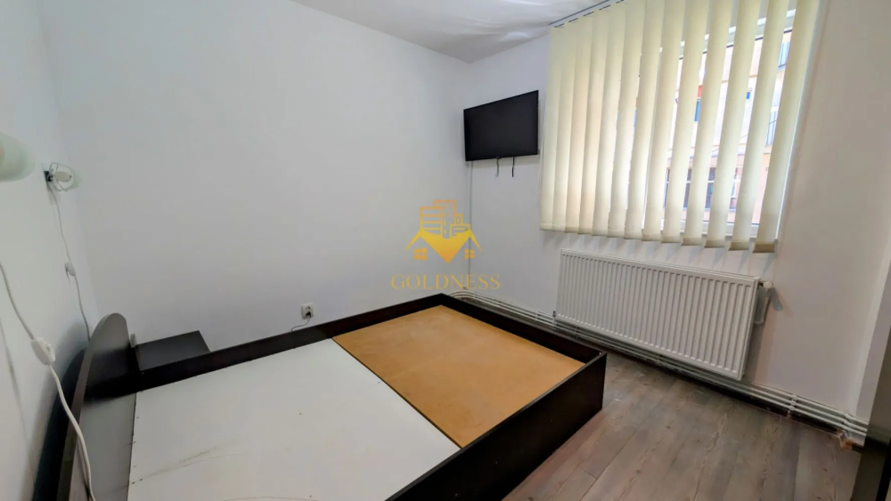 2 Camere Decomandate, Marasti, Kaufland, Dorobantilor, FSEGA, 18 Gym - GOLDNESS Imobiliare vă propune spre închiriere un apartament luminos și spațios cu 2 camere decomandate, având o suprafață utilă de 55 mp. Acesta este situat la etajul 1 al unui imobil în cartierul Mărăști.

Apartamentul este dotat cu aer condiționat pentru confort optim și beneficiază de două balcoane, oferind spații suplimentare pentru relaxare.

Compartimentarea este eficientă și practică:

 * Livingul este mobilat cu o canapea extensibilă, măsuță de cafea, dressing generos, comodă TV și televizor.

 * Bucătăria este echipată cu hotă, aragaz și masă de dining.

 * Dormitorul include un pat matrimonial și televizor.

 * Baia este dotată cu o cadă.

Dacă sunteți interesați de acest apartament și doriți să îl vizionați, dar și pentru alte oferte, nu ezitați să ne contactați telefonic sau prin e-mail. Vă stăm la dispoziție!

Pentru intermediere se percepe un comision de 50% din prețul chiriei.