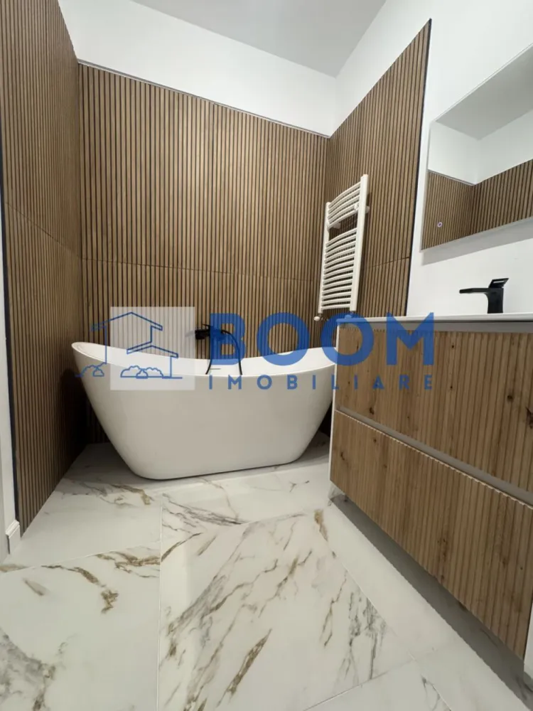 Apartament NOU 3 Camere | Etaj 2 | Zona Centrala | Tva Deductibil - BOOM Imobiliare vă propune spre vânzare un apartament modern cu 3 camere, situat într-o zonă centrală, la etajul 2, cu vedere panoramică și o suprafață utilă de 92 mp.

Compartimentarea este practică și generoasă, iar proprietatea beneficiază de TVA deductibil:

* dormitor matrimonial cu baie proprie, dressing și ieșire pe terasă;
* al doilea dormitor;
* living spațios cu bucătărie open-space și ieșire pe terasa generoasă cu vedere spre râul Olănești;
* 2 băi complet utilate;
* terasă;
* loc de parcare exterior.

Apartamentul se vinde complet mobilat și utilat, fiind pregătit pentru mutare imediată.

Dotări și beneficii:

* centrală termică proprie;
* aer condiționat;
* lustre moderne;
* bucătărie complet echipată: frigider, plită, cuptor, hotă;
* mașină de spălat vase incorporată;
* mașină de spălat rufe incorporată;
* băi mobilate și complet utilate;
* finisaje moderne și mobilier de calitate.

Proprietatea este ideală atât pentru locuit, cât și pentru investiție, datorită poziției excelente și compartimentării eficiente.

Pentru mai multe detalii sau programarea unei vizionări, echipa BOOM Imobiliare vă stă la dispoziție. CP3195688