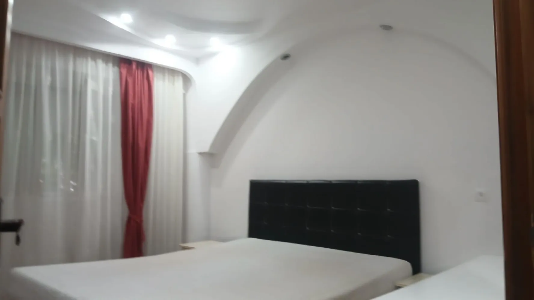 De inchiriat apartament cu 3 camere, I. C. Frimu, etaj 3, 450 euro - Agentia Mag Invest oferă spre închiriere un apartament spațios cu 3 camere, situat în cartierul I.C. Frimu, la etajul 3, ideal pentru o familie sau pentru persoane care își doresc confort și acces rapid către principalele puncte de interes din oraș.
Apartamentul este complet mobilat și utilat, fiind recent zugrăvit, astfel încât viitorii chiriași se pot muta imediat, fără alte investiții.
Locuința beneficiază de o poziționare excelentă, în apropierea mijloacelor de transport în comun, magazinelor, supermarketurilor, școlilor, grădinițelor, farmaciilor și altor facilități necesare unui stil de viață confortabil.
Chirie: 450 €/lună
Garantie returnabila 450 euro.
Se percepe comision de tranzactionare.
Pentru mai multe informații sau pentru programarea unei vizionări, vă stăm cu drag la dispoziție 0741.030.291 Marilewna!