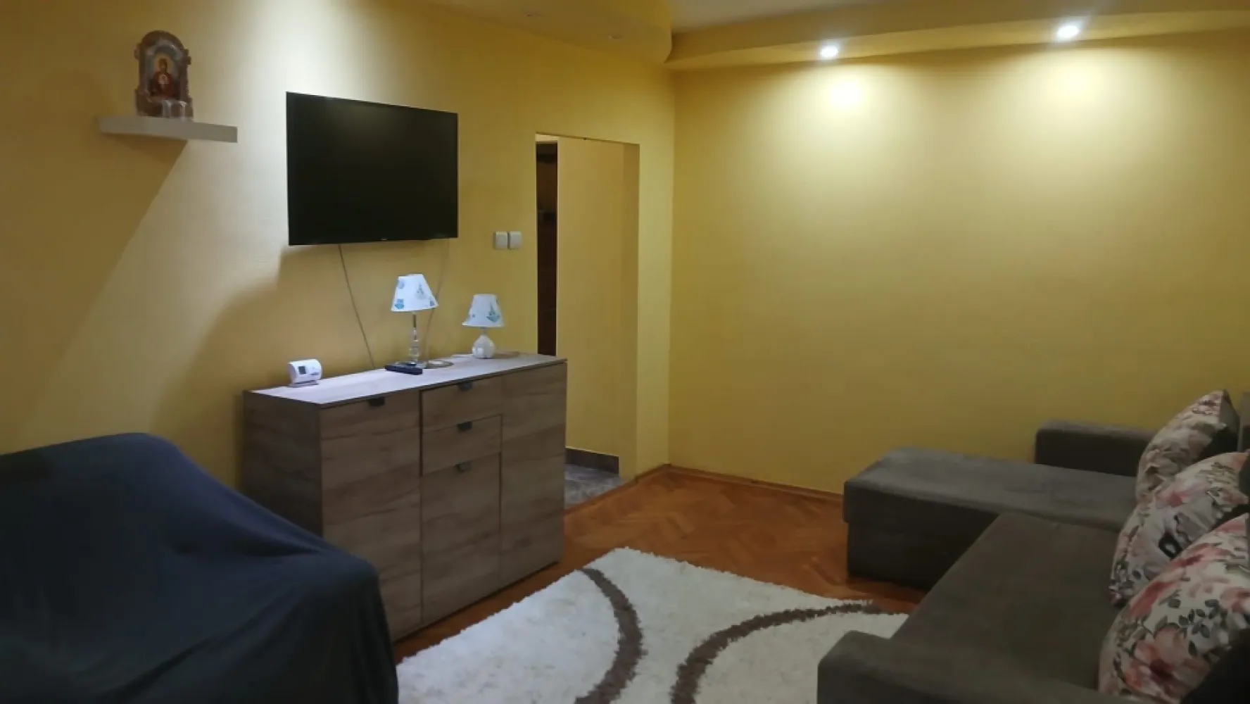 De inchiriat apartament cu 3 camere, I. C. Frimu, etaj 3, 450 euro - Agentia Mag Invest oferă spre închiriere un apartament spațios cu 3 camere, situat în cartierul I.C. Frimu, la etajul 3, ideal pentru o familie sau pentru persoane care își doresc confort și acces rapid către principalele puncte de interes din oraș.
Apartamentul este complet mobilat și utilat, fiind recent zugrăvit, astfel încât viitorii chiriași se pot muta imediat, fără alte investiții.
Locuința beneficiază de o poziționare excelentă, în apropierea mijloacelor de transport în comun, magazinelor, supermarketurilor, școlilor, grădinițelor, farmaciilor și altor facilități necesare unui stil de viață confortabil.
Chirie: 450 €/lună
Garantie returnabila 450 euro.
Se percepe comision de tranzactionare.
Pentru mai multe informații sau pentru programarea unei vizionări, vă stăm cu drag la dispoziție 0741.030.291 Marilewna!