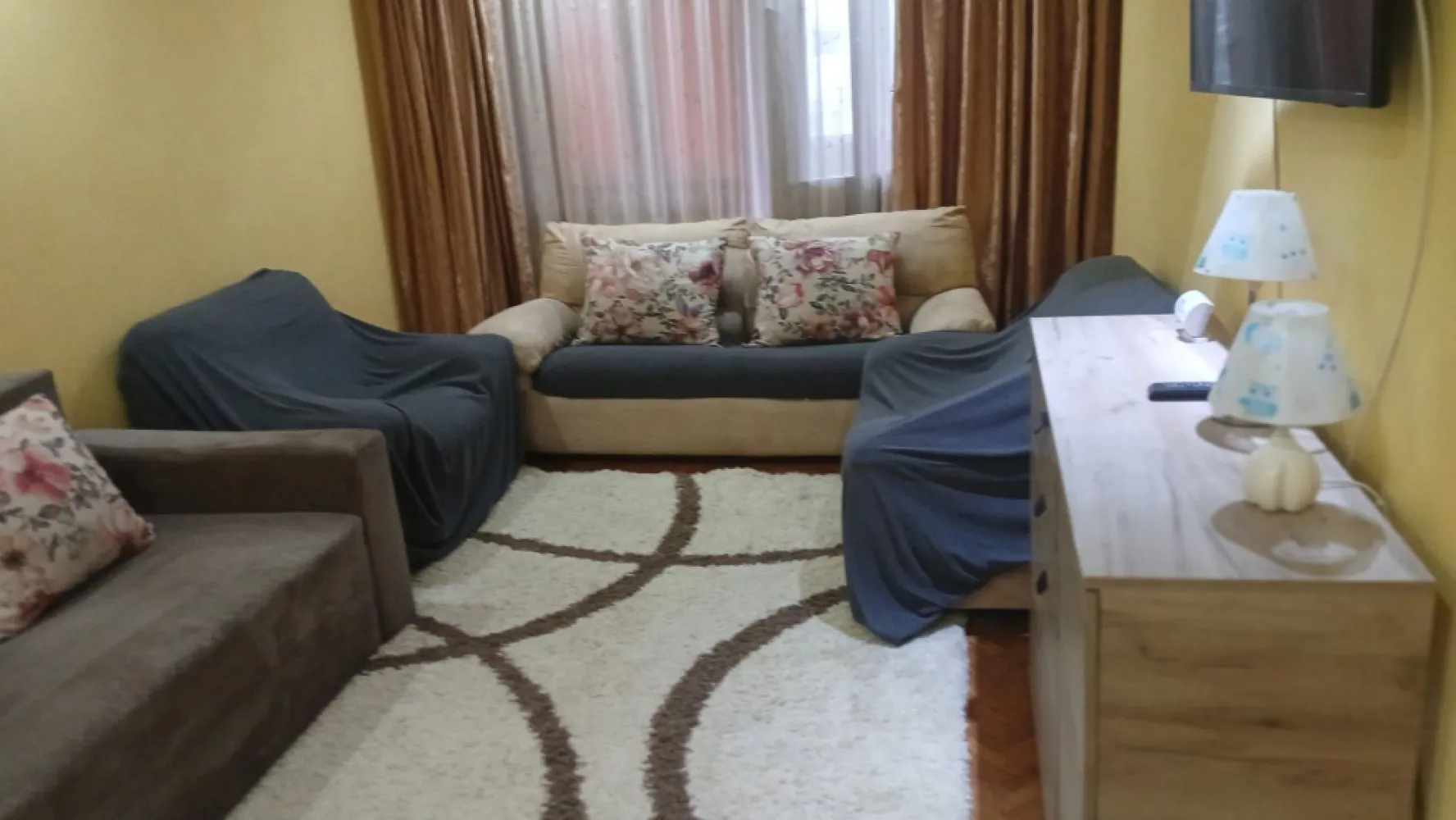 De inchiriat apartament cu 3 camere, I. C. Frimu, etaj 3, 450 euro - Agentia Mag Invest oferă spre închiriere un apartament spațios cu 3 camere, situat în cartierul I.C. Frimu, la etajul 3, ideal pentru o familie sau pentru persoane care își doresc confort și acces rapid către principalele puncte de interes din oraș.
Apartamentul este complet mobilat și utilat, fiind recent zugrăvit, astfel încât viitorii chiriași se pot muta imediat, fără alte investiții.
Locuința beneficiază de o poziționare excelentă, în apropierea mijloacelor de transport în comun, magazinelor, supermarketurilor, școlilor, grădinițelor, farmaciilor și altor facilități necesare unui stil de viață confortabil.
Chirie: 450 €/lună
Garantie returnabila 450 euro.
Se percepe comision de tranzactionare.
Pentru mai multe informații sau pentru programarea unei vizionări, vă stăm cu drag la dispoziție 0741.030.291 Marilewna!