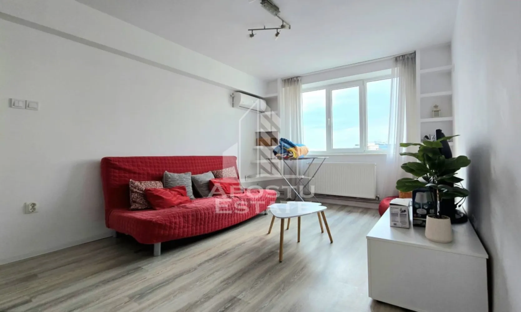 Apartament 3 camere, Central - Apostu Estate va ofera spre inchiriere un apartament cu 3 camere, situat intr-o zona centrala, ideal pentru cei care isi doresc confort, spatiu si acces rapid catre principalele puncte de interes ale orasului.

Apartamentul are o suprafata utila de 70 mp, este situat la etajul 7 din 8 si beneficiaza de vedere pe 3 parti, oferind lumina naturala pe tot parcursul zilei.

Compartimentare:

Living spatios;
2 dormitoare;
Bucatarie separata;
Baie cu geam si cabina de dus.

Dotari:

Centrala termica proprie;
Aer conditionat;
Masina de spalat rufe;
Combina frigorifica;
TV;
Cabina de dus.

Apartamentul este complet mobilat si utilat, fiind pregatit pentru mutare imediata. Este potrivit atat pentru un cuplu, cat si pentru o familie, datorita compartimentarii practice si amplasarii excelente.

Conditii de inchiriere:

Garantie: echivalentul unei luni de chirie;
Disponibil imediat.

Oferta ID CP3227656
