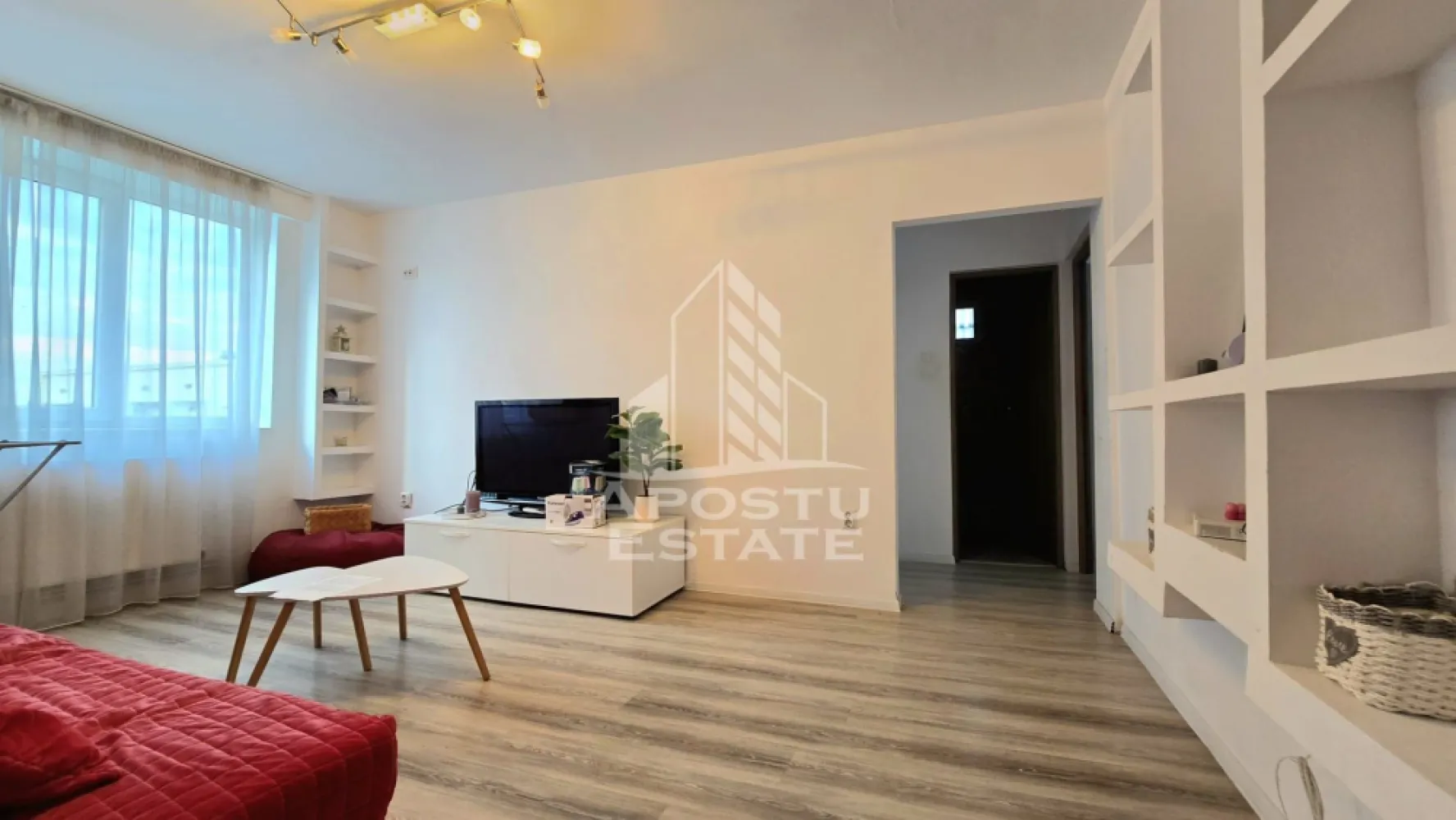 Apartament 3 camere, Central - Apostu Estate va ofera spre inchiriere un apartament cu 3 camere, situat intr-o zona centrala, ideal pentru cei care isi doresc confort, spatiu si acces rapid catre principalele puncte de interes ale orasului.

Apartamentul are o suprafata utila de 70 mp, este situat la etajul 7 din 8 si beneficiaza de vedere pe 3 parti, oferind lumina naturala pe tot parcursul zilei.

Compartimentare:

Living spatios;
2 dormitoare;
Bucatarie separata;
Baie cu geam si cabina de dus.

Dotari:

Centrala termica proprie;
Aer conditionat;
Masina de spalat rufe;
Combina frigorifica;
TV;
Cabina de dus.

Apartamentul este complet mobilat si utilat, fiind pregatit pentru mutare imediata. Este potrivit atat pentru un cuplu, cat si pentru o familie, datorita compartimentarii practice si amplasarii excelente.

Conditii de inchiriere:

Garantie: echivalentul unei luni de chirie;
Disponibil imediat.

Oferta ID CP3227656
