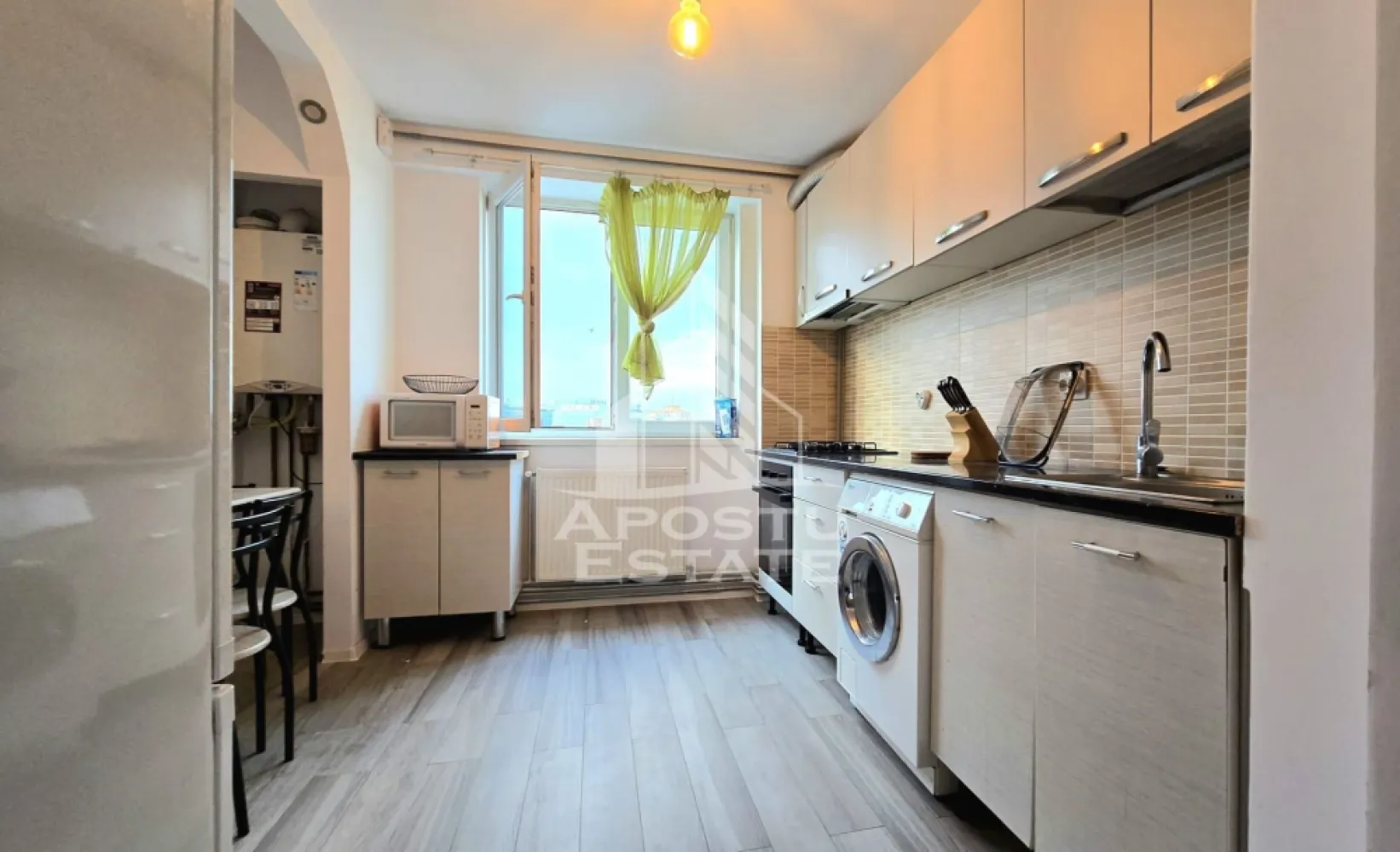 Apartament 3 camere, Central - Apostu Estate va ofera spre inchiriere un apartament cu 3 camere, situat intr-o zona centrala, ideal pentru cei care isi doresc confort, spatiu si acces rapid catre principalele puncte de interes ale orasului.

Apartamentul are o suprafata utila de 70 mp, este situat la etajul 7 din 8 si beneficiaza de vedere pe 3 parti, oferind lumina naturala pe tot parcursul zilei.

Compartimentare:

Living spatios;
2 dormitoare;
Bucatarie separata;
Baie cu geam si cabina de dus.

Dotari:

Centrala termica proprie;
Aer conditionat;
Masina de spalat rufe;
Combina frigorifica;
TV;
Cabina de dus.

Apartamentul este complet mobilat si utilat, fiind pregatit pentru mutare imediata. Este potrivit atat pentru un cuplu, cat si pentru o familie, datorita compartimentarii practice si amplasarii excelente.

Conditii de inchiriere:

Garantie: echivalentul unei luni de chirie;
Disponibil imediat.

Oferta ID CP3227656