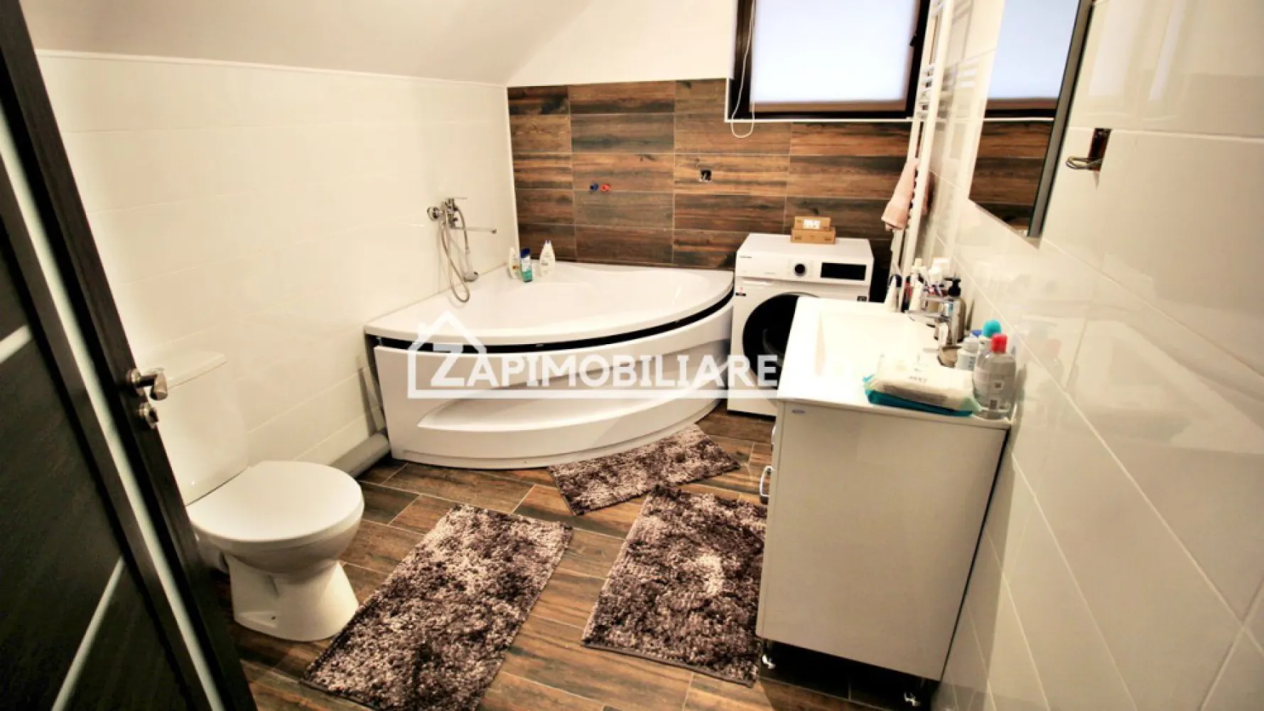 Casa de vacanță 4 camere la cheie,500mp teren,Câmpul Cetății - Contact 0774048706 Bogdan
De vânzare casă din carămidă la cheie constructie NOUĂ, mobilată si utilată, singur în curte 4 camere situată în Campul Cetătii suprafața utilă de 120.mp amplasată pe un teren cu suprafața de 500 mp, 
Compartimentare:
- la parter: 1 living, 1 bucătărie, 1 baie, 1 terasă acoperită, 
- la etaj: 3 dormitoare, 1 baie, 3 balcoane.1 hol
 - in pret este inclus
- gard, porti, pavaj,1 ciubăr , 1 mini piscină de 8 persoane cu jakuzi, terasă acoperită si placată cu wpc, loc de grătar acoperit , copertină auto,centrală pe lemne,. gresie, faianță, parchet, usi interioare, obiecte sanitare ,prize intrerupătoare, corpuri de iluminat, perdele, mobilată si utilată
Detalii:
- calorifere, geamuri termopan, 
- fundația casei are o adâncime de 1 m, pereții sunt din cărămidă, acoperișul de țiglă, izolată cu polistiren de 10 cm.
- anul construcției 2021.
Utilitați:
- curent, apă, canalizare/ fosă septică.

Casa se vinde la cheie la prețul de 178.000 Euro negociabil. Comision ZERO!
Contact 0774048706 Bogdan
Daca vă place această ofertă sau pentru alte informații sunați la numărul de contact din anunț! 
Compania Zap Imobiliare vă pune la dispoziție toate actele și documentele necesare alături de asistență și consiliere permanentă până la finalizarea achiziției imobiliare. 
Ne dorim să îți oferim cea mai plăcută experiență, îndeplinim vise cu pereți!