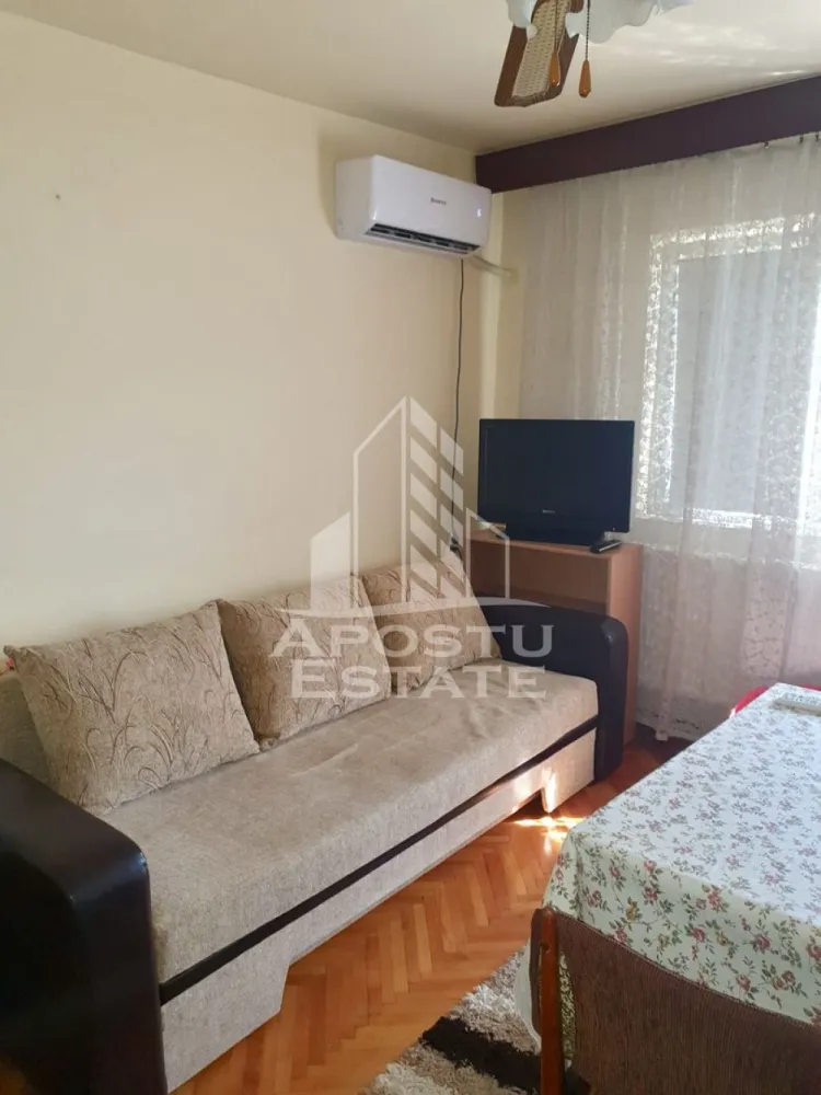 Apartament 2 camere de vanzare, zona Girocului, Timisoara - Agentia imobiliara APOSTU ESTATE va propune spre vanzare un apartament cu 2 camere, nedecomandat, localizat in judetul Timis, Timisoara, zona Girocului.
Apartamentul este situat la etajul 3 din 5 intr-un bloc anvelopat termic si are o suprafata de 42 mp.
Compartimentare:
- Hol de acces
- Bucatarie
- Living
- Dormitor
- Baie
- Balcon inchis
Confortul termic este realizat prin intermediul centralei proprii si a aparatului de aer conditionat.
Apartamentul dispune de o boxa inscrisa in cartea funciara.
Zona foarte linistita cu numeroase facilitati si puncte de interes precum: acces rapid si usor la mijloacele de transport in comun, parcare amenajata langa bloc, magazine si supermarket-uri in apropiere, farmacii, institutii de invatamant, restaurante, baruri, cafenele si multe altele.
Agentia imobiliara Apostu Estate va ofera consultanta bancara gratuita prin intermediul colaboratorilor nostri pentru alegerea celui mai potrivit tip de credit, astfel incat tu sa devi noul proprietar al acestui apartament. Va asteptam cu drag la o vizionare chiar si astazi!
ID intern: CP3216581.