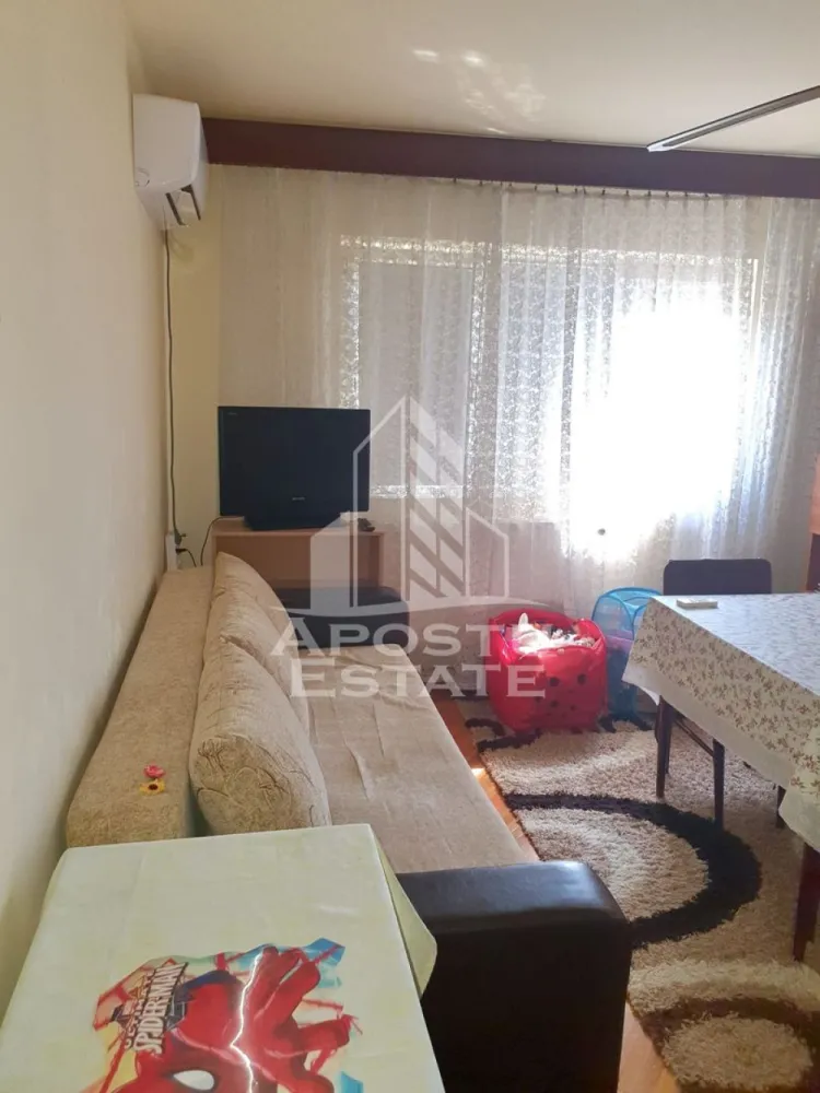 Apartament 2 camere de vanzare, zona Girocului, Timisoara - Agentia imobiliara APOSTU ESTATE va propune spre vanzare un apartament cu 2 camere, nedecomandat, localizat in judetul Timis, Timisoara, zona Girocului.
Apartamentul este situat la etajul 3 din 5 intr-un bloc anvelopat termic si are o suprafata de 42 mp.
Compartimentare:
- Hol de acces
- Bucatarie
- Living
- Dormitor
- Baie
- Balcon inchis
Confortul termic este realizat prin intermediul centralei proprii si a aparatului de aer conditionat.
Apartamentul dispune de o boxa inscrisa in cartea funciara.
Zona foarte linistita cu numeroase facilitati si puncte de interes precum: acces rapid si usor la mijloacele de transport in comun, parcare amenajata langa bloc, magazine si supermarket-uri in apropiere, farmacii, institutii de invatamant, restaurante, baruri, cafenele si multe altele.
Agentia imobiliara Apostu Estate va ofera consultanta bancara gratuita prin intermediul colaboratorilor nostri pentru alegerea celui mai potrivit tip de credit, astfel incat tu sa devi noul proprietar al acestui apartament. Va asteptam cu drag la o vizionare chiar si astazi!
ID intern: CP3216581.