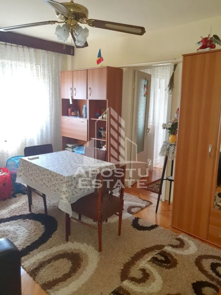 Apartament 2 camere de vanzare, zona Girocului, Timisoara - Agentia imobiliara APOSTU ESTATE va propune spre vanzare un apartament cu 2 camere, nedecomandat, localizat in judetul Timis, Timisoara, zona Girocului.
Apartamentul este situat la etajul 3 din 5 intr-un bloc anvelopat termic si are o suprafata de 42 mp.
Compartimentare:
- Hol de acces
- Bucatarie
- Living
- Dormitor
- Baie
- Balcon inchis
Confortul termic este realizat prin intermediul centralei proprii si a aparatului de aer conditionat.
Apartamentul dispune de o boxa inscrisa in cartea funciara.
Zona foarte linistita cu numeroase facilitati si puncte de interes precum: acces rapid si usor la mijloacele de transport in comun, parcare amenajata langa bloc, magazine si supermarket-uri in apropiere, farmacii, institutii de invatamant, restaurante, baruri, cafenele si multe altele.
Agentia imobiliara Apostu Estate va ofera consultanta bancara gratuita prin intermediul colaboratorilor nostri pentru alegerea celui mai potrivit tip de credit, astfel incat tu sa devi noul proprietar al acestui apartament. Va asteptam cu drag la o vizionare chiar si astazi!
ID intern: CP3216581.