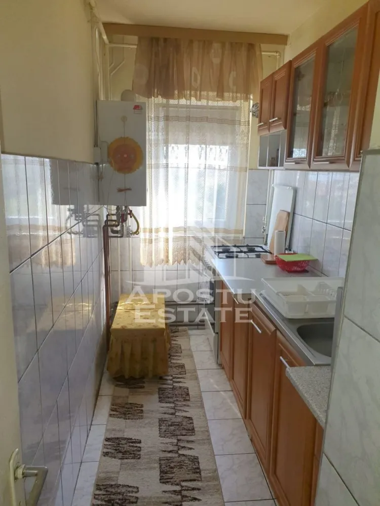 Apartament 2 camere de vanzare, zona Girocului, Timisoara - Agentia imobiliara APOSTU ESTATE va propune spre vanzare un apartament cu 2 camere, nedecomandat, localizat in judetul Timis, Timisoara, zona Girocului.
Apartamentul este situat la etajul 3 din 5 intr-un bloc anvelopat termic si are o suprafata de 42 mp.
Compartimentare:
- Hol de acces
- Bucatarie
- Living
- Dormitor
- Baie
- Balcon inchis
Confortul termic este realizat prin intermediul centralei proprii si a aparatului de aer conditionat.
Apartamentul dispune de o boxa inscrisa in cartea funciara.
Zona foarte linistita cu numeroase facilitati si puncte de interes precum: acces rapid si usor la mijloacele de transport in comun, parcare amenajata langa bloc, magazine si supermarket-uri in apropiere, farmacii, institutii de invatamant, restaurante, baruri, cafenele si multe altele.
Agentia imobiliara Apostu Estate va ofera consultanta bancara gratuita prin intermediul colaboratorilor nostri pentru alegerea celui mai potrivit tip de credit, astfel incat tu sa devi noul proprietar al acestui apartament. Va asteptam cu drag la o vizionare chiar si astazi!
ID intern: CP3216581.