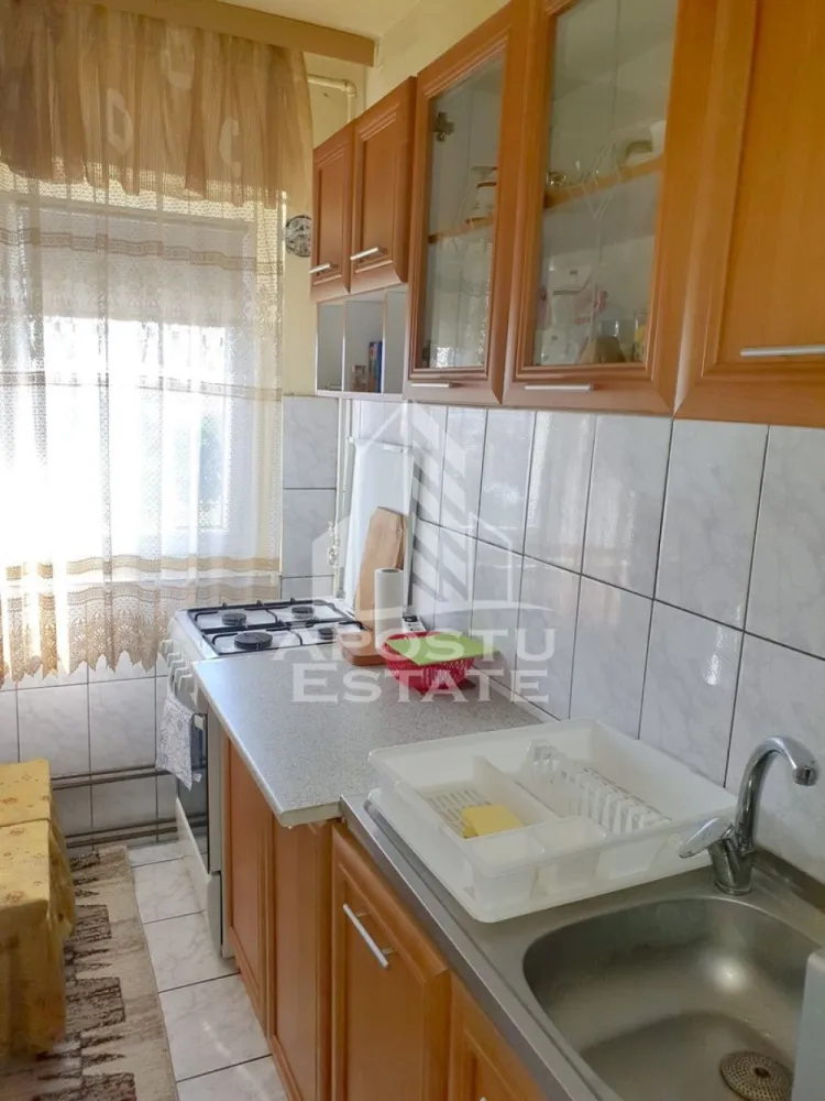Apartament 2 camere de vanzare, zona Girocului, Timisoara - Agentia imobiliara APOSTU ESTATE va propune spre vanzare un apartament cu 2 camere, nedecomandat, localizat in judetul Timis, Timisoara, zona Girocului.
Apartamentul este situat la etajul 3 din 5 intr-un bloc anvelopat termic si are o suprafata de 42 mp.
Compartimentare:
- Hol de acces
- Bucatarie
- Living
- Dormitor
- Baie
- Balcon inchis
Confortul termic este realizat prin intermediul centralei proprii si a aparatului de aer conditionat.
Apartamentul dispune de o boxa inscrisa in cartea funciara.
Zona foarte linistita cu numeroase facilitati si puncte de interes precum: acces rapid si usor la mijloacele de transport in comun, parcare amenajata langa bloc, magazine si supermarket-uri in apropiere, farmacii, institutii de invatamant, restaurante, baruri, cafenele si multe altele.
Agentia imobiliara Apostu Estate va ofera consultanta bancara gratuita prin intermediul colaboratorilor nostri pentru alegerea celui mai potrivit tip de credit, astfel incat tu sa devi noul proprietar al acestui apartament. Va asteptam cu drag la o vizionare chiar si astazi!
ID intern: CP3216581.