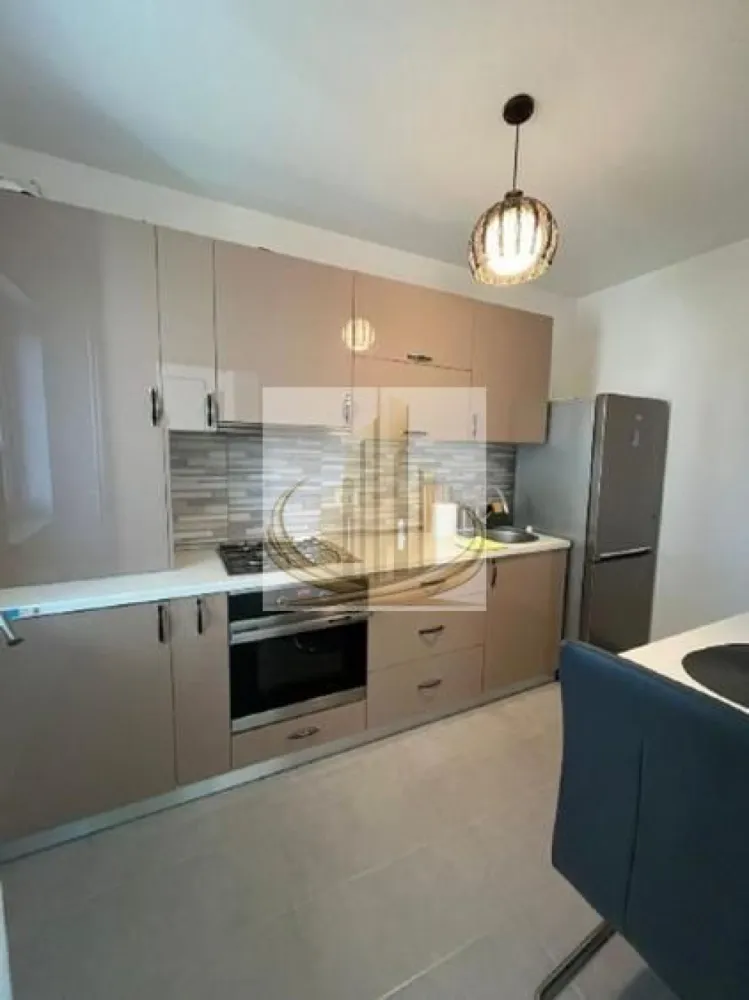 🏡 Apartament modern 2 camere Giroc - Grand Mobilis Imobiliare vă propune spre închiriere un apartament cu 2 camere, situat la etajul 3 al unui imobil nou, în primul bloc din Giroc, zona ESO/Profi, la limita cu Timișoara.

Locuința este la prima închiriere, fiind complet mobilată și utilată, ideală pentru un cuplu sau o persoană care își dorește confort și acces rapid către oraș.

Compartimentare și dotări:

* Living spațios;
* Dormitor;
* Bucătărie separată;
* Baie;
* Terasă generoasă;
* Spații de depozitare;
* Centrală termică proprie;
* Încălzire în pardoseală;
* Aer condiționat (Smart);
* Mașină de spălat rufe;
* Frigider;
* Cuptor electric;
* Plită pe gaz;
* Hotă.

Avantaje:

* Loc de parcare privat inclus în preț;
* Supraveghere video pentru parcare și imobil;
* La doar 2 minute de mers pe jos de supermarketul Profi (ESO);
* Stația de autobuz E3 situată peste drum;
* Acces rapid către Timișoara.

Preț: 450 €/lună + garanție.

CP3227816
Se încheie contract de închiriere înregistrat la ANAF.
ID intern CP3227816