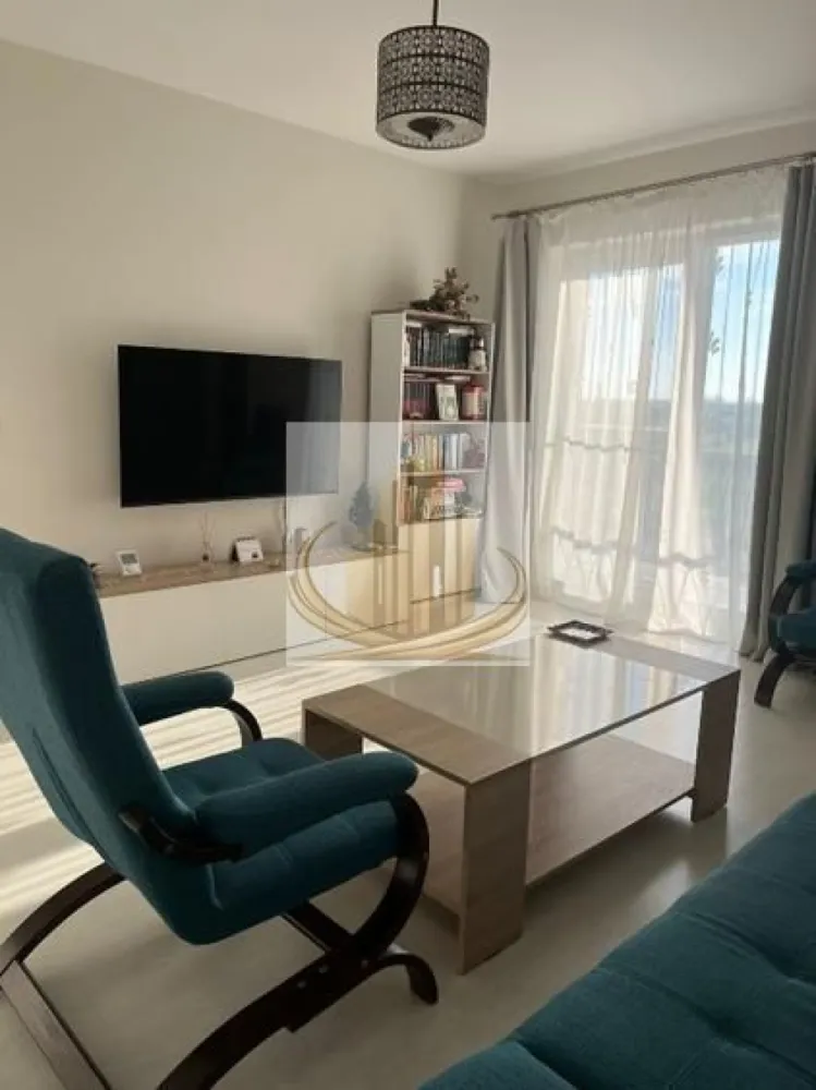🏡 Apartament modern 2 camere Giroc - Grand Mobilis Imobiliare vă propune spre închiriere un apartament cu 2 camere, situat la etajul 3 al unui imobil nou, în primul bloc din Giroc, zona ESO/Profi, la limita cu Timișoara.

Locuința este la prima închiriere, fiind complet mobilată și utilată, ideală pentru un cuplu sau o persoană care își dorește confort și acces rapid către oraș.

Compartimentare și dotări:

* Living spațios;
* Dormitor;
* Bucătărie separată;
* Baie;
* Terasă generoasă;
* Spații de depozitare;
* Centrală termică proprie;
* Încălzire în pardoseală;
* Aer condiționat (Smart);
* Mașină de spălat rufe;
* Frigider;
* Cuptor electric;
* Plită pe gaz;
* Hotă.

Avantaje:

* Loc de parcare privat inclus în preț;
* Supraveghere video pentru parcare și imobil;
* La doar 2 minute de mers pe jos de supermarketul Profi (ESO);
* Stația de autobuz E3 situată peste drum;
* Acces rapid către Timișoara.

Preț: 450 €/lună + garanție.

CP3227816
Se încheie contract de închiriere înregistrat la ANAF.
ID intern CP3227816