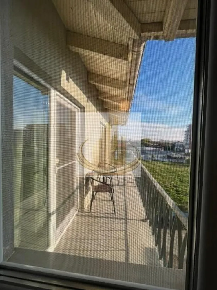 🏡 Apartament modern 2 camere Giroc - Grand Mobilis Imobiliare vă propune spre închiriere un apartament cu 2 camere, situat la etajul 3 al unui imobil nou, în primul bloc din Giroc, zona ESO/Profi, la limita cu Timișoara.

Locuința este la prima închiriere, fiind complet mobilată și utilată, ideală pentru un cuplu sau o persoană care își dorește confort și acces rapid către oraș.

Compartimentare și dotări:

* Living spațios;
* Dormitor;
* Bucătărie separată;
* Baie;
* Terasă generoasă;
* Spații de depozitare;
* Centrală termică proprie;
* Încălzire în pardoseală;
* Aer condiționat (Smart);
* Mașină de spălat rufe;
* Frigider;
* Cuptor electric;
* Plită pe gaz;
* Hotă.

Avantaje:

* Loc de parcare privat inclus în preț;
* Supraveghere video pentru parcare și imobil;
* La doar 2 minute de mers pe jos de supermarketul Profi (ESO);
* Stația de autobuz E3 situată peste drum;
* Acces rapid către Timișoara.

Preț: 450 €/lună + garanție.

CP3227816
Se încheie contract de închiriere înregistrat la ANAF.
ID intern CP3227816